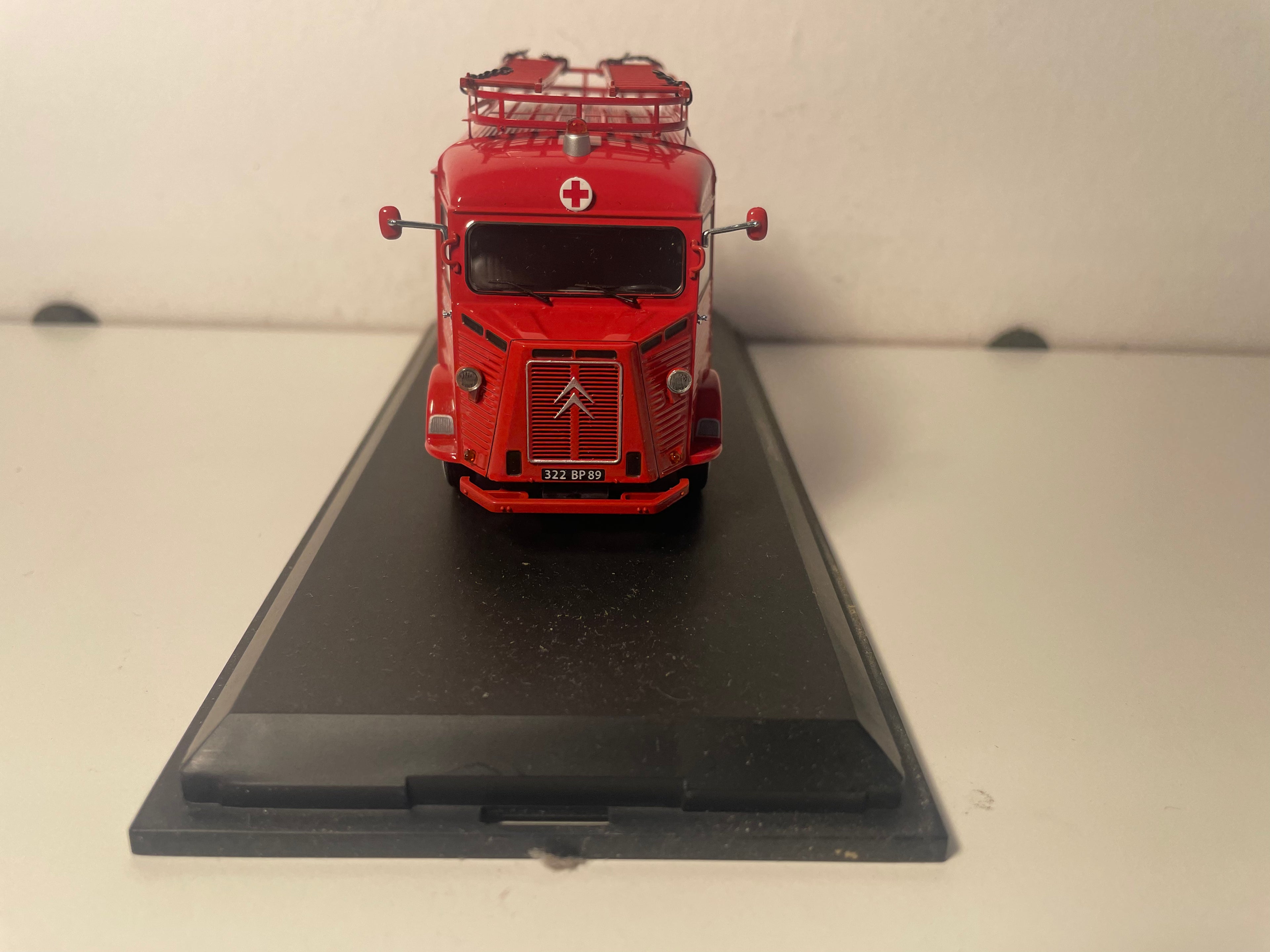 Citroën HY Rote Ambulanz der Feuerwehr (Feuerwehr Auxerre) - SCHUCO Referenz 03501 (Limitierte Auflage von 1000 Exemplaren)