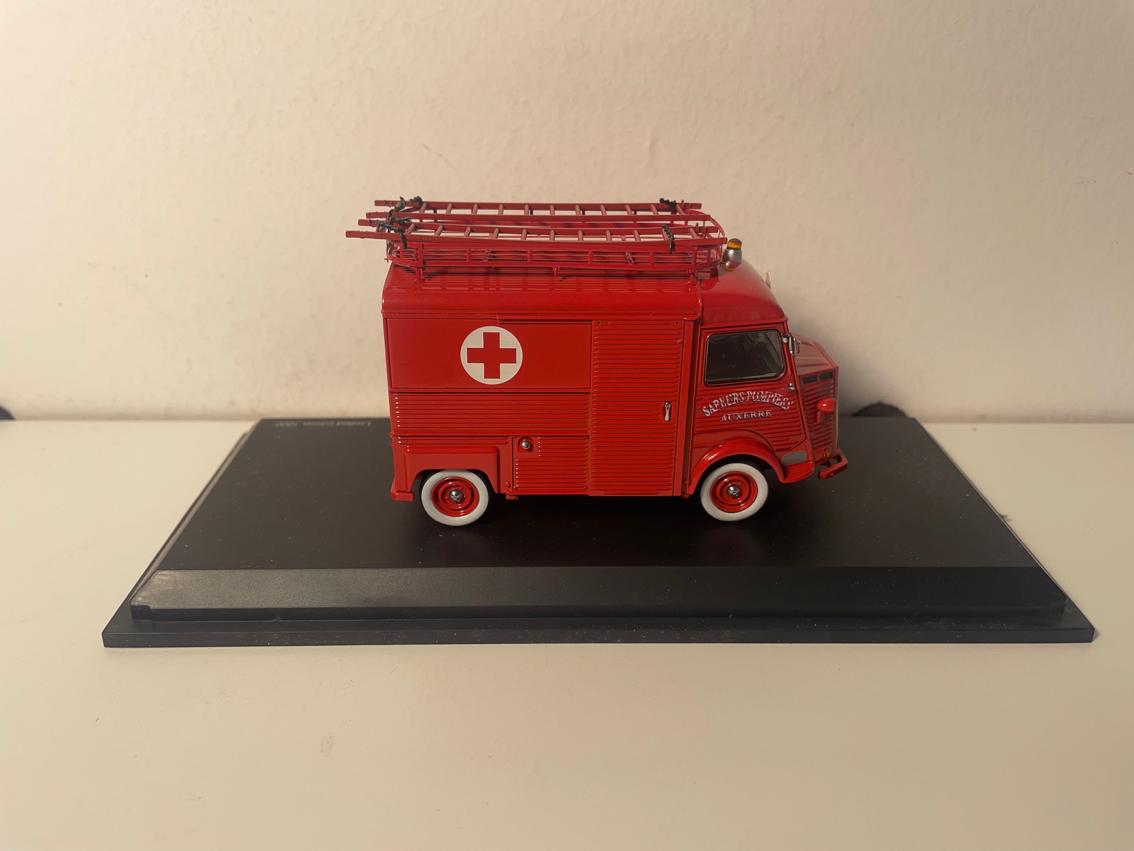 Citroën HY Rote Ambulanz der Feuerwehr (Feuerwehr Auxerre) - SCHUCO Referenz 03501 (Limitierte Auflage von 1000 Exemplaren)
