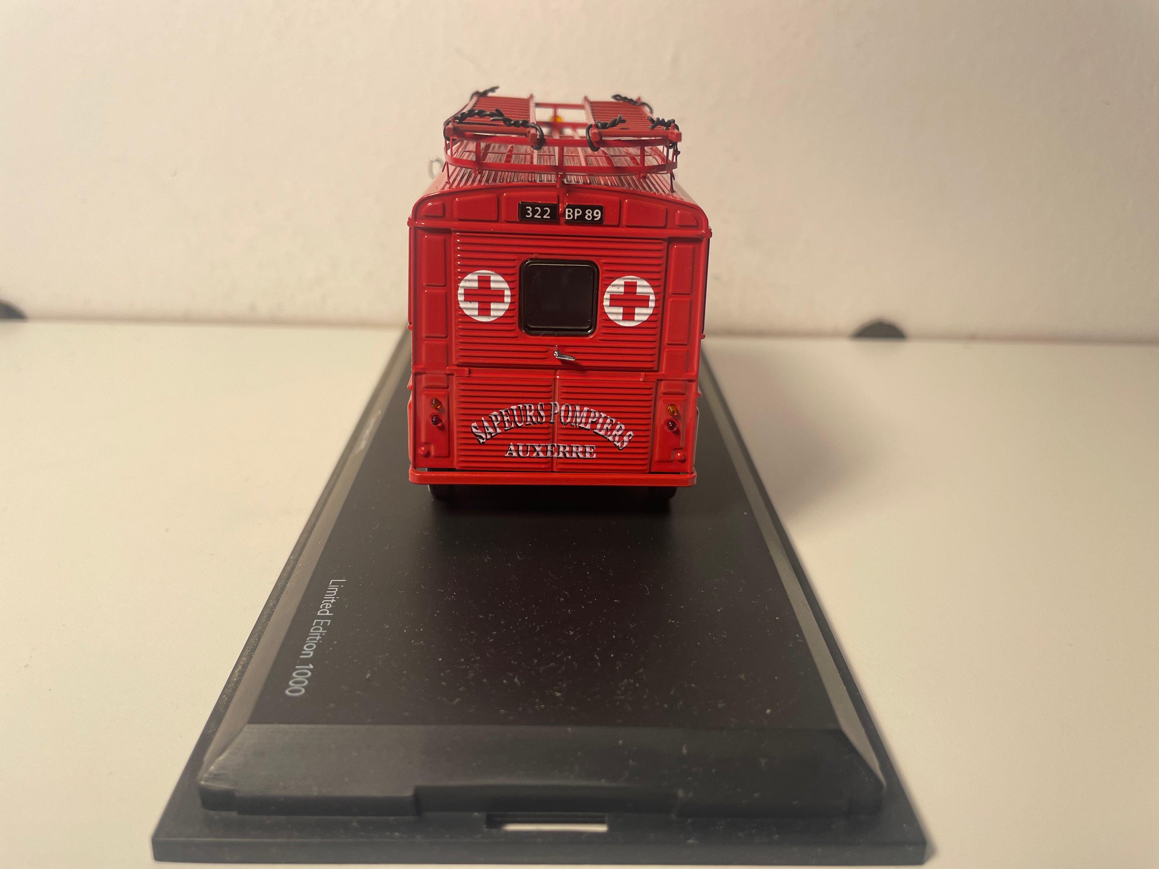 Citroën HY Rote Ambulanz der Feuerwehr (Feuerwehr Auxerre) - SCHUCO Referenz 03501 (Limitierte Auflage von 1000 Exemplaren)