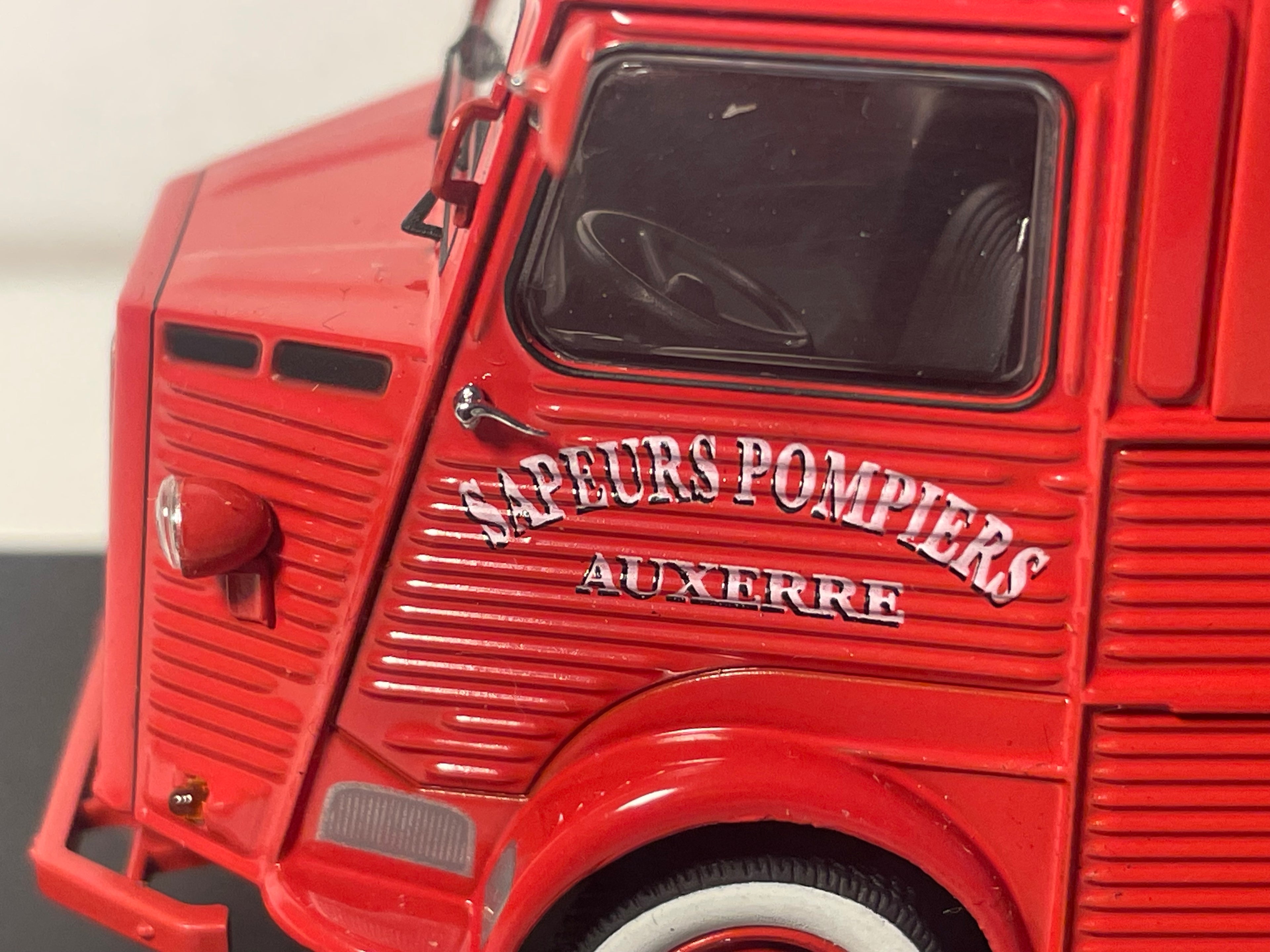 Citroën HY Rote Ambulanz der Feuerwehr (Feuerwehr Auxerre) - SCHUCO Referenz 03501 (Limitierte Auflage von 1000 Exemplaren)