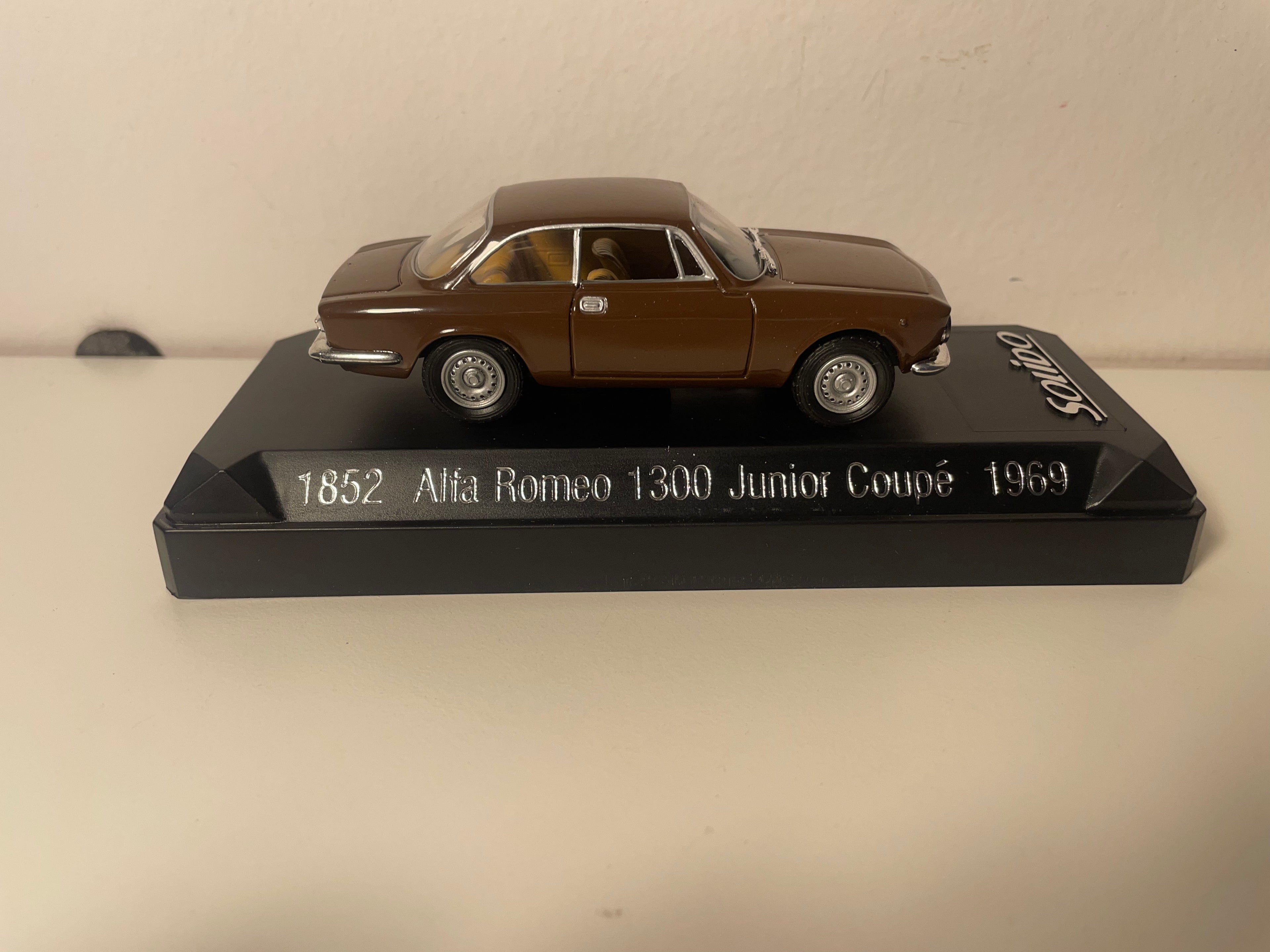 Alfa Romeo 1300 Junior Coupé brązowy z 1969 roku - Solido nr 1852