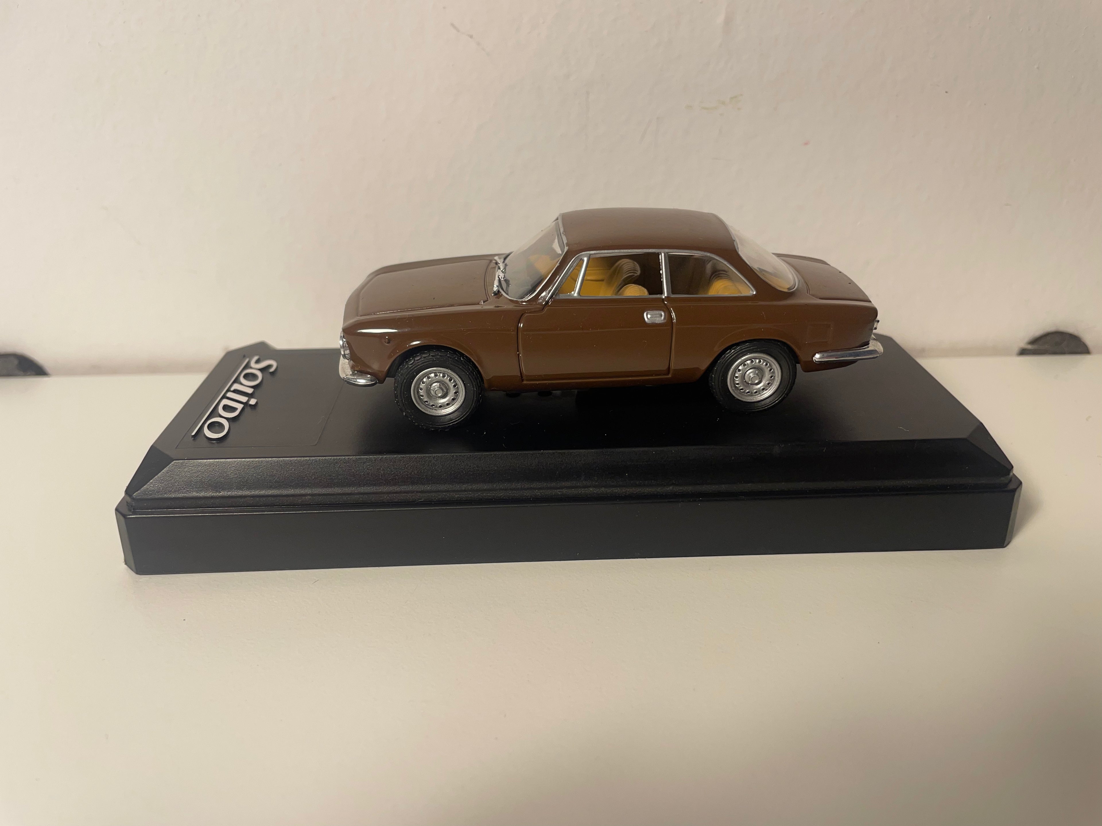 Alfa Romeo 1300 Junior Coupé brązowy z 1969 roku - Solido nr 1852