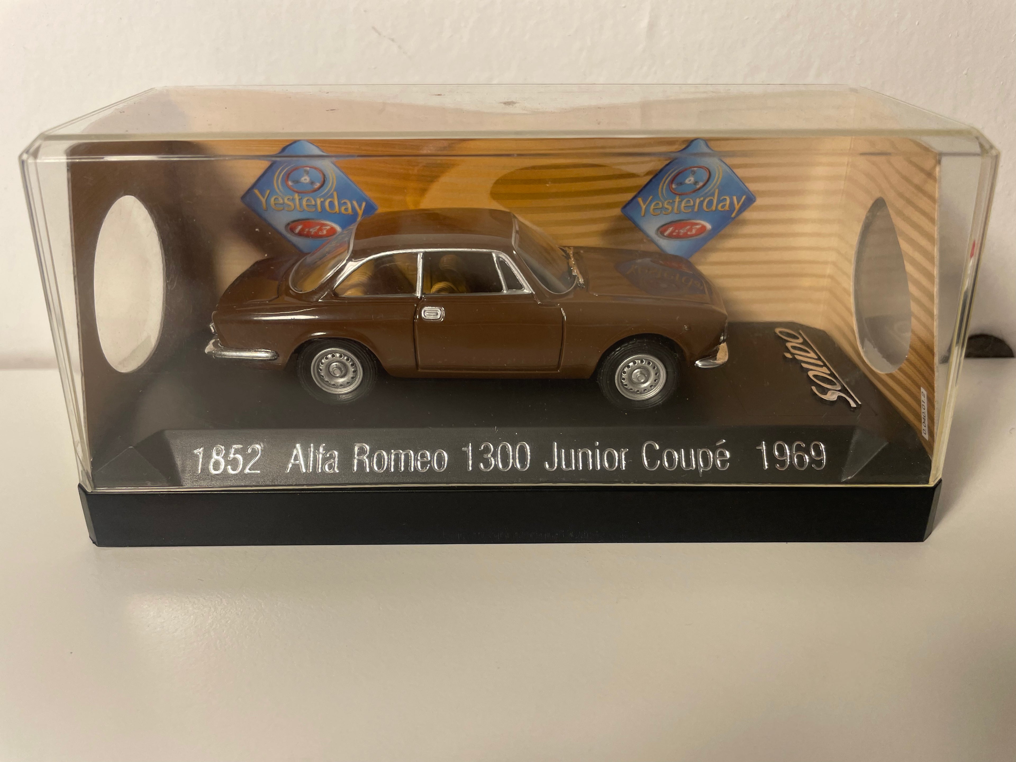 Alfa Romeo 1300 Junior Coupé brązowy z 1969 roku - Solido nr 1852