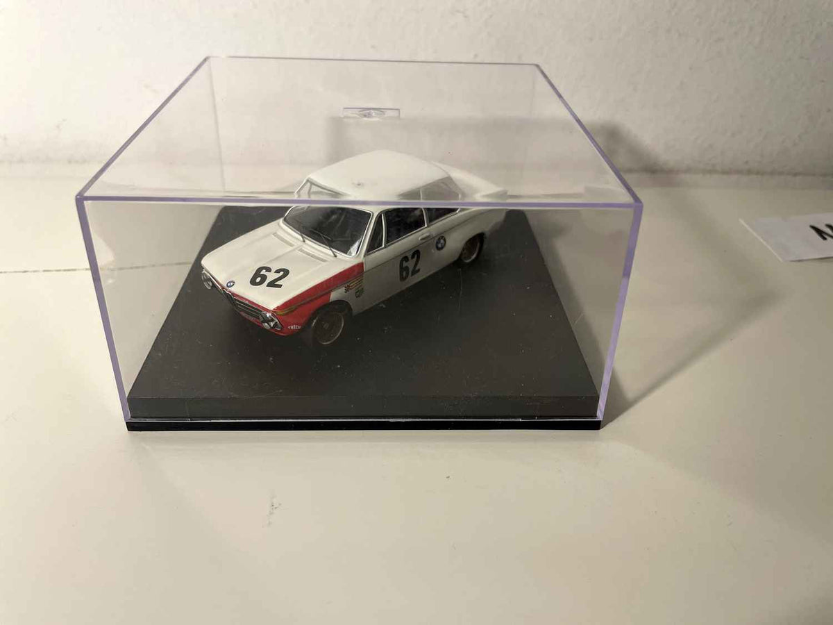 BMW 2002 blanche, numéro 62 - European Touring Car de 1969 - TROFEU référence 1709