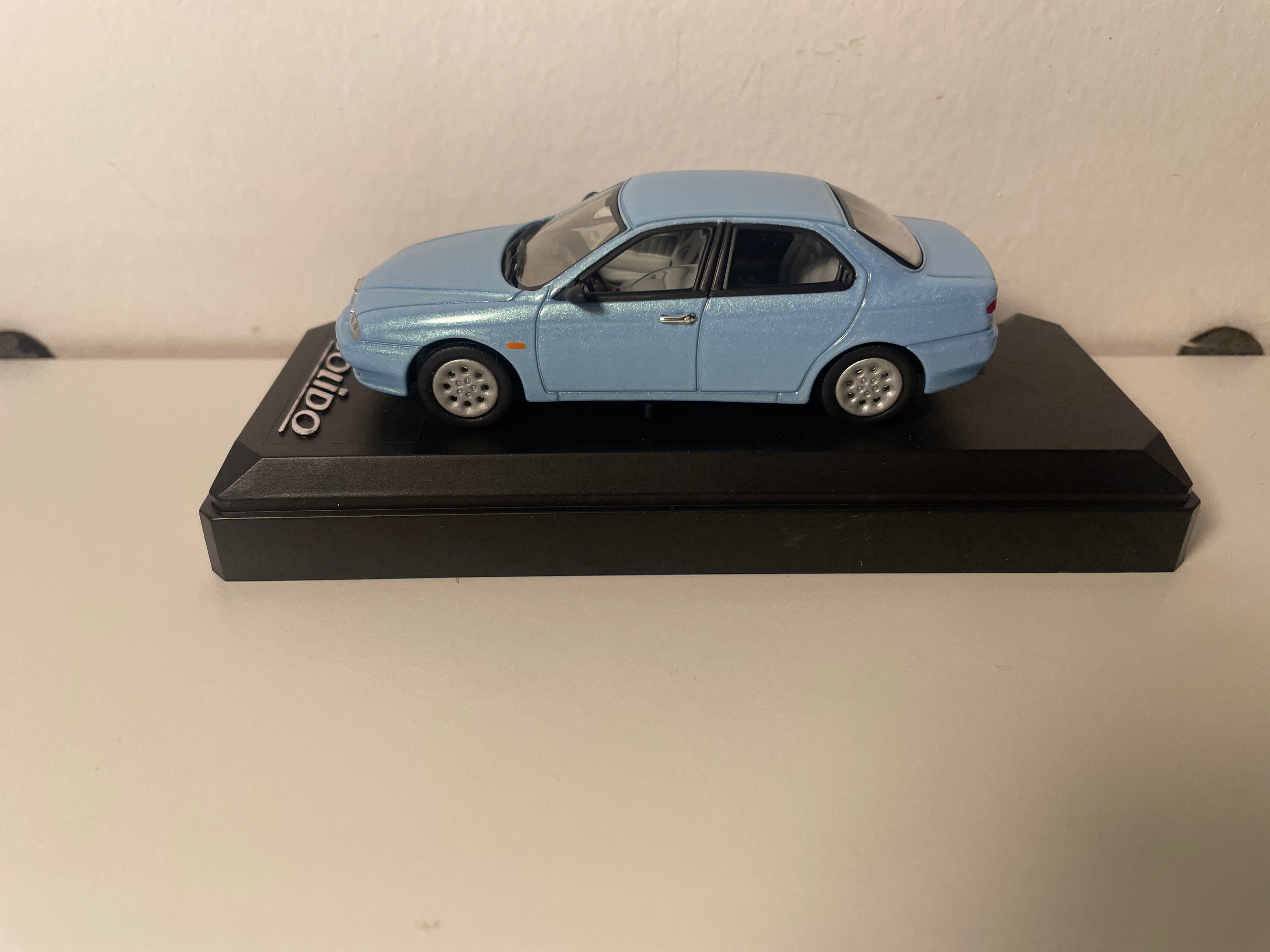Hellblaue Alfa Romeo 156 von 1998 - Solido Referenz 1548