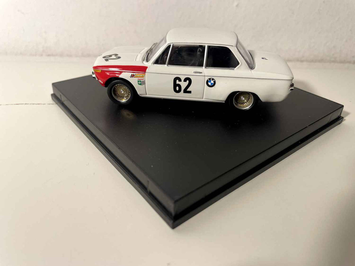 BMW 2002 blanche, numéro 62 - European Touring Car de 1969 - TROFEU référence 1709