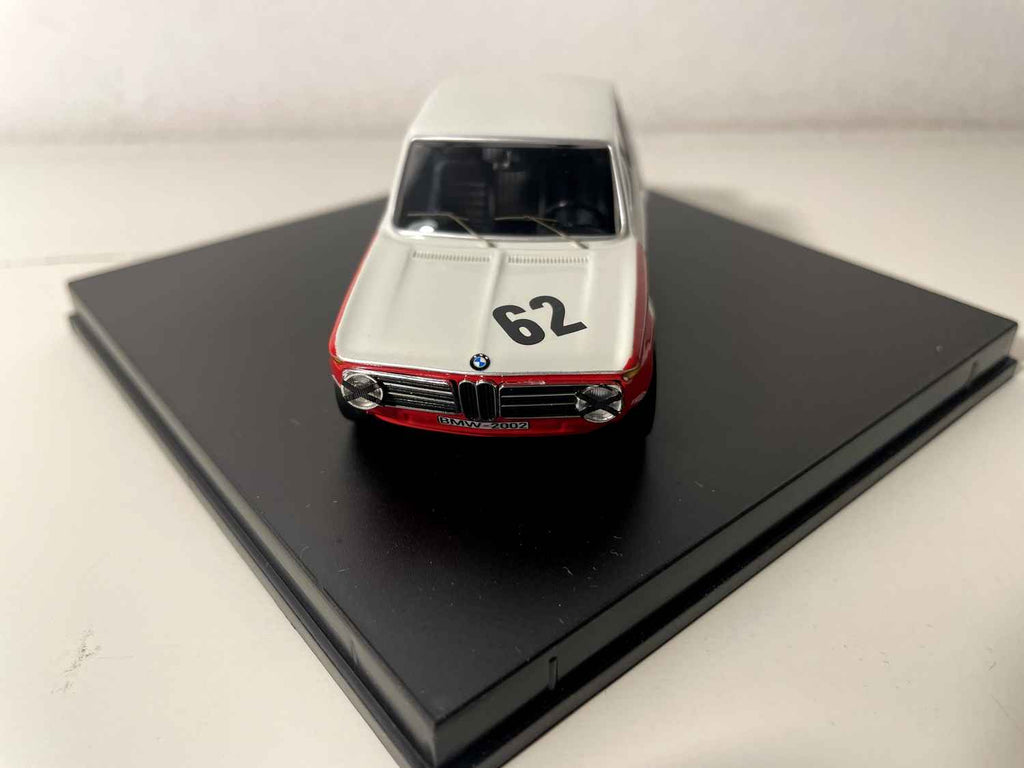 BMW 2002 blanche, numéro 62 - European Touring Car de 1969 - TROFEU référence 1709