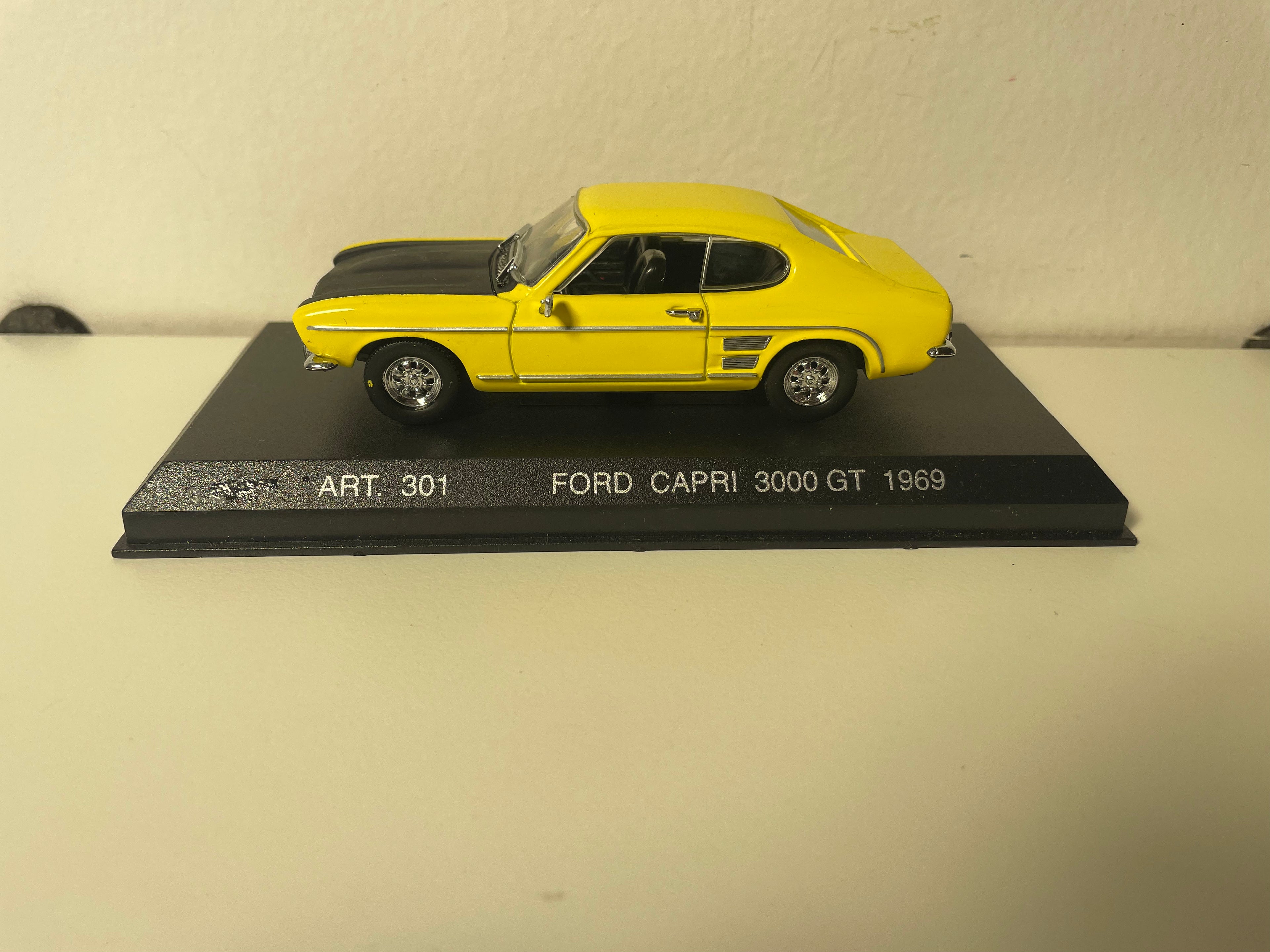Ford Capri 3000 GT amarillo y negro de 1969 (artículo n.° 301 de la colección DetailCars)