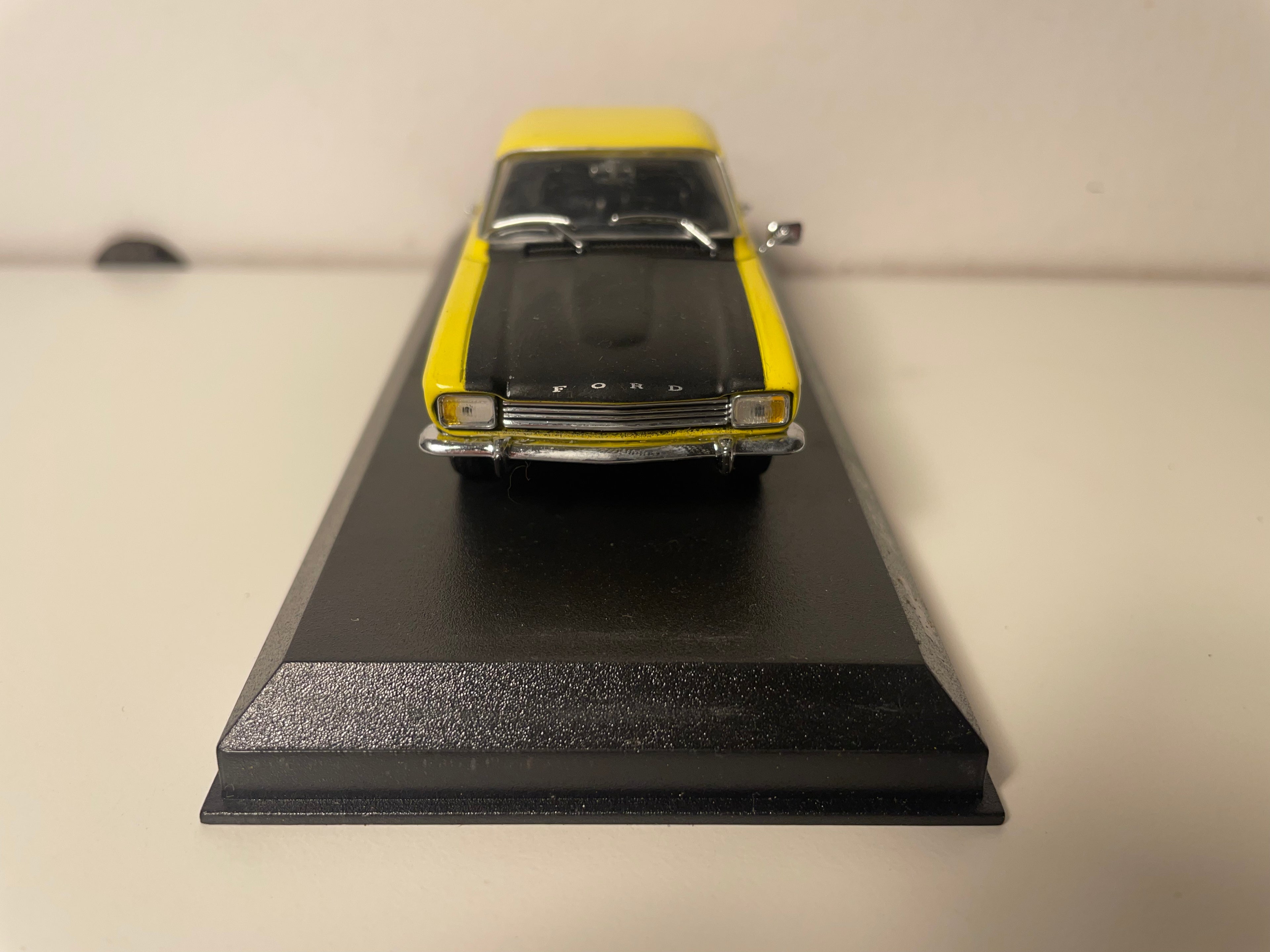 Ford Capri 3000 GT amarillo y negro de 1969 (artículo n.° 301 de la colección DetailCars)