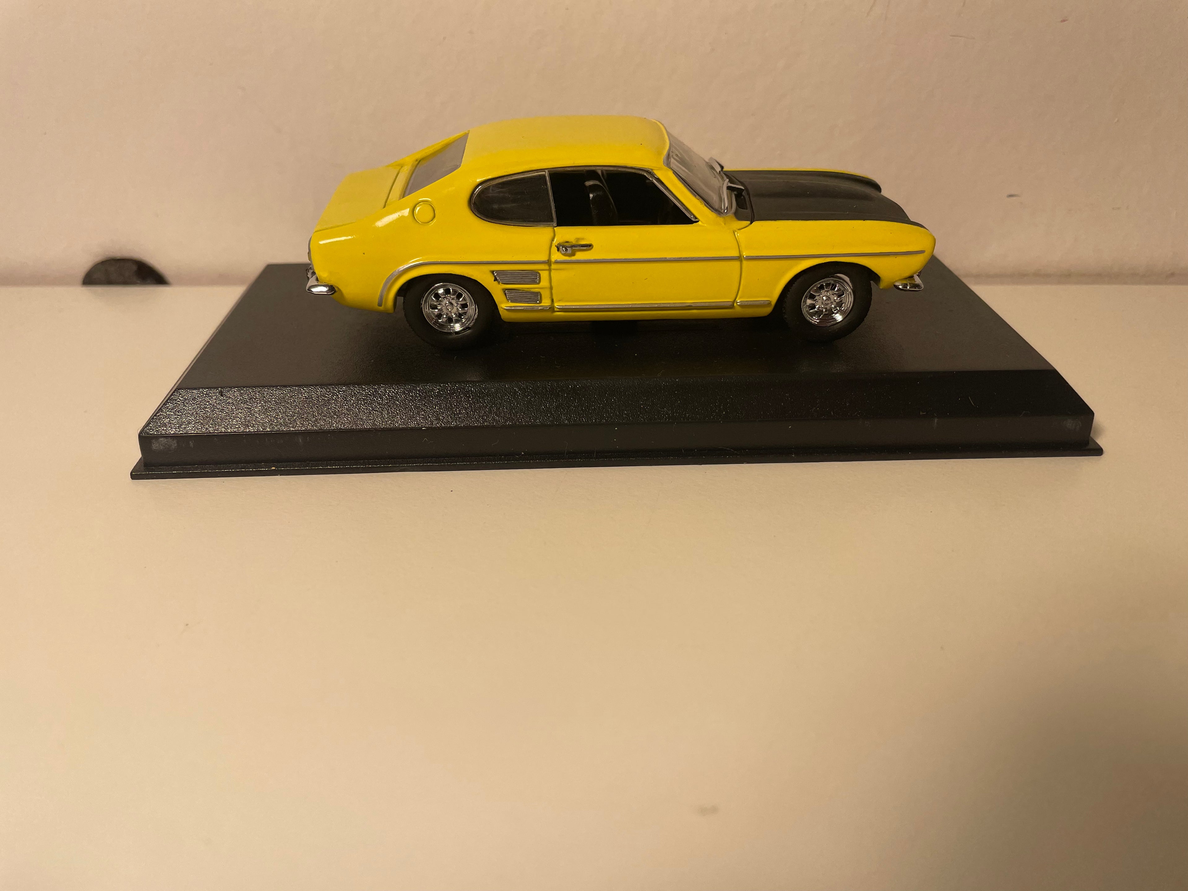 Ford Capri 3000 GT amarillo y negro de 1969 (artículo n.° 301 de la colección DetailCars)