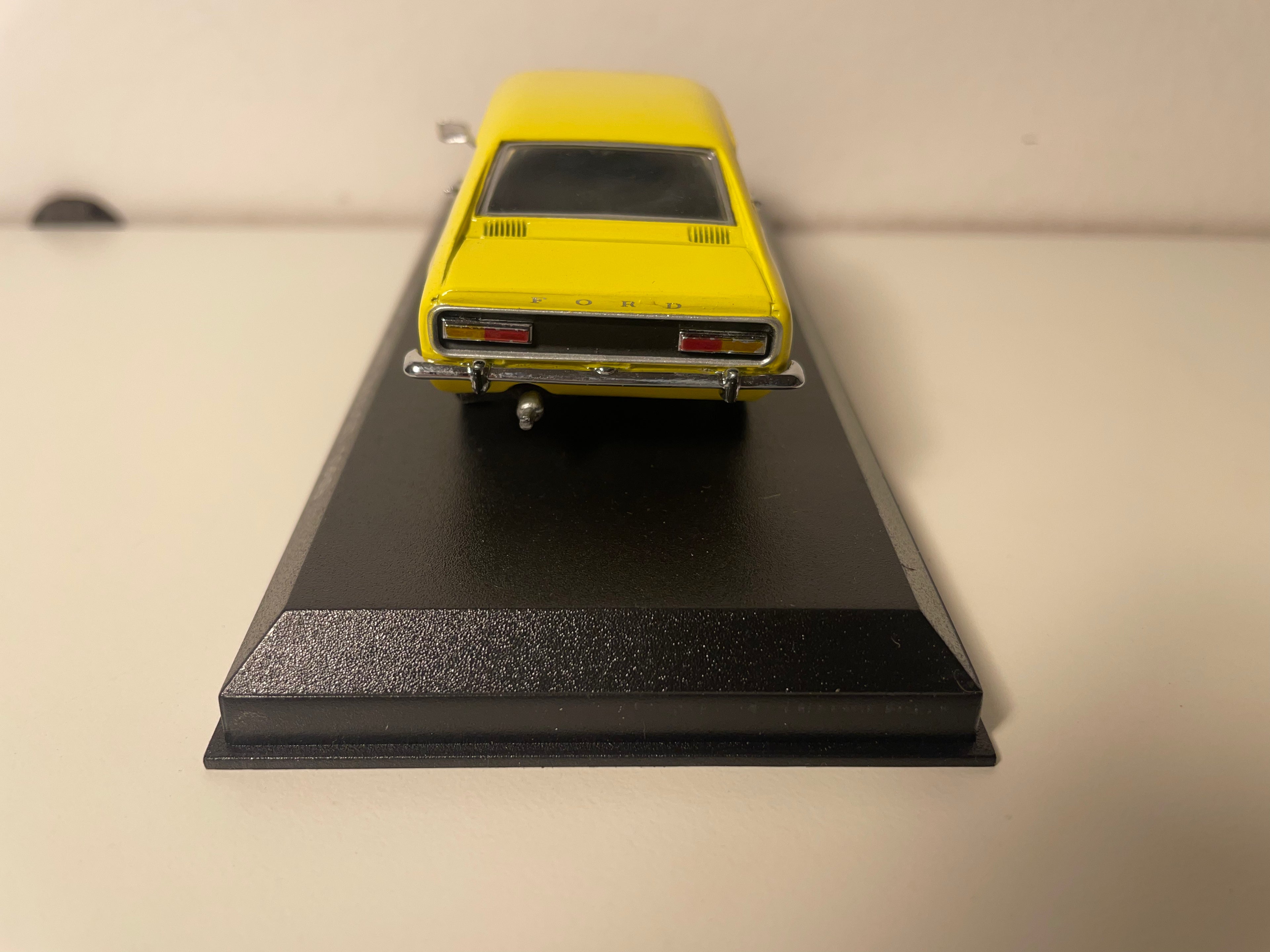 Ford Capri 3000 GT amarillo y negro de 1969 (artículo n.° 301 de la colección DetailCars)