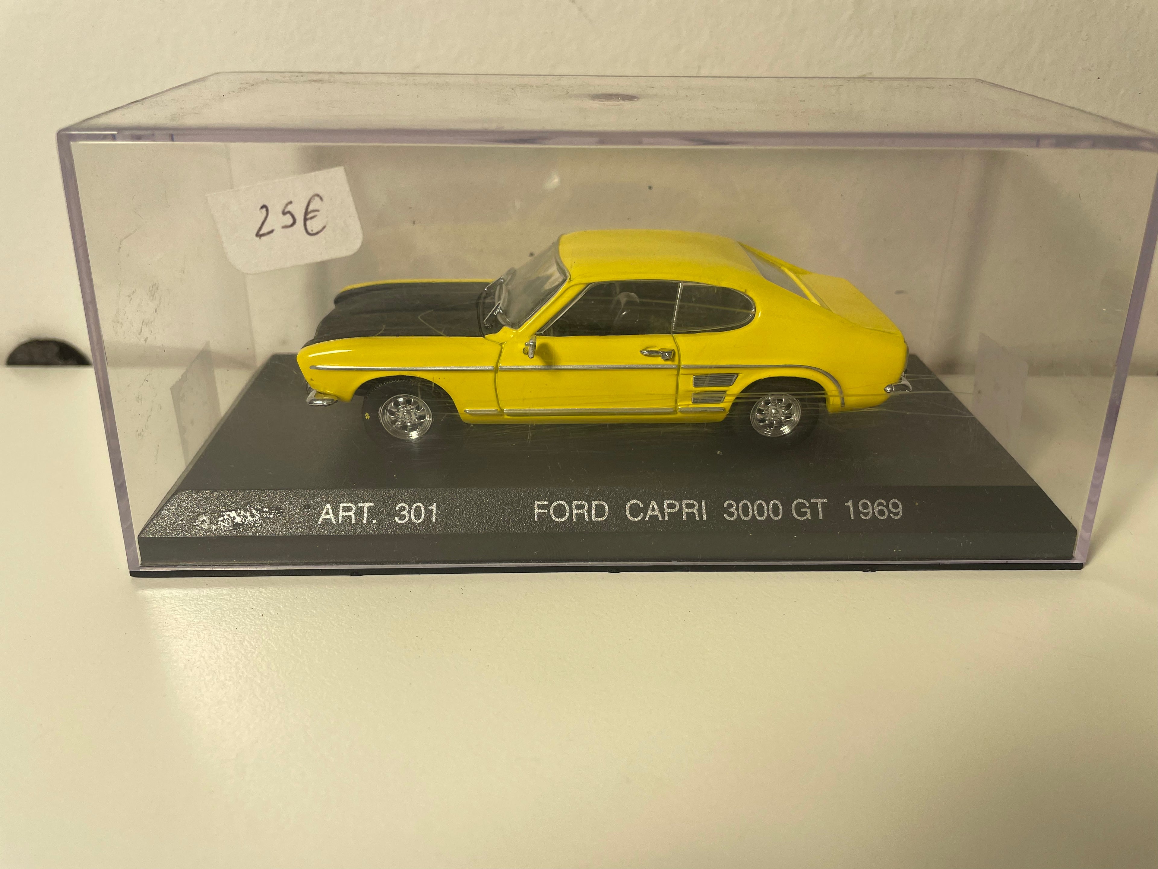 Ford Capri 3000 GT amarillo y negro de 1969 (artículo n.° 301 de la colección DetailCars)