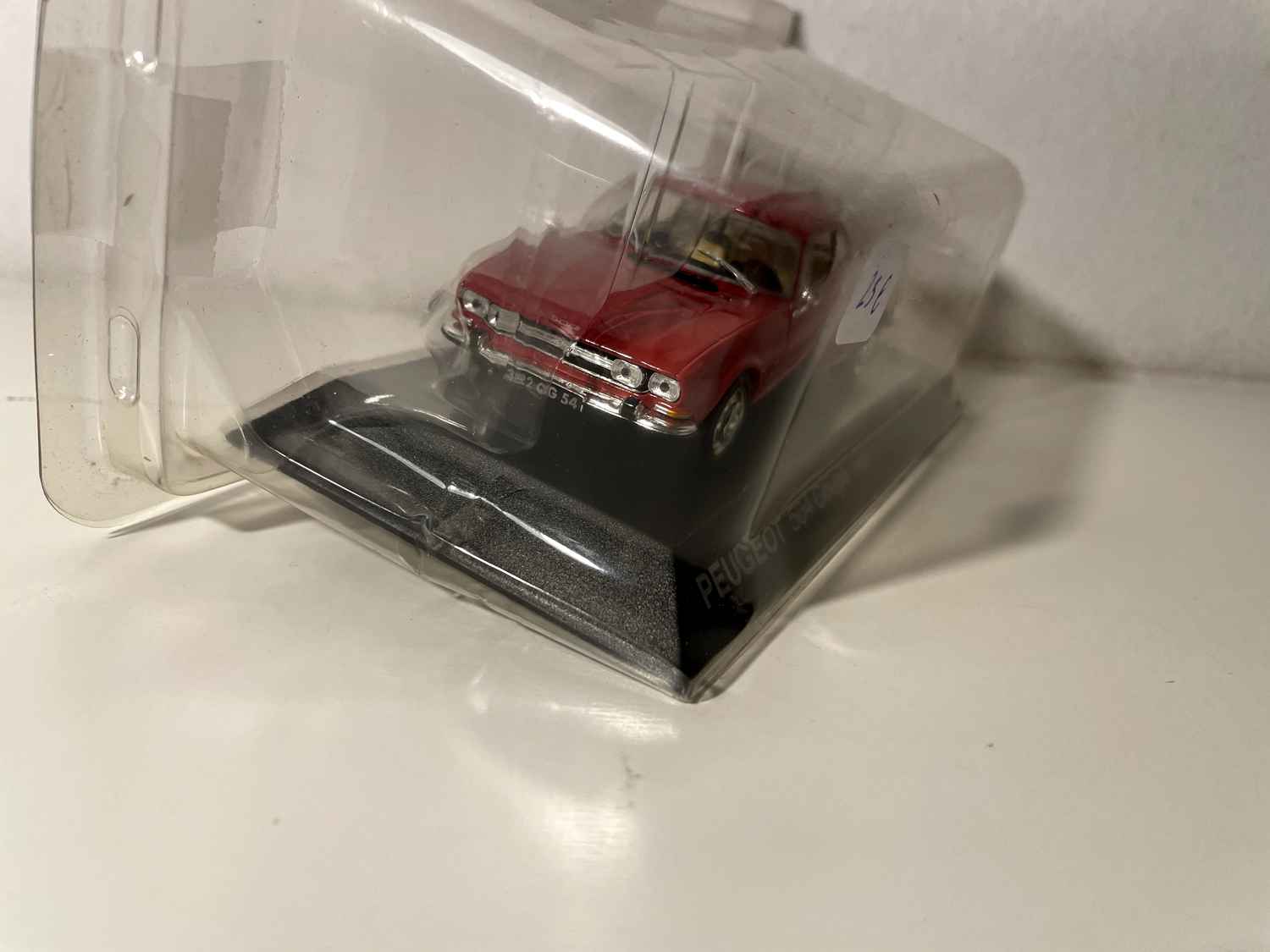 Rode Peugeot 504 coupé uit 1969