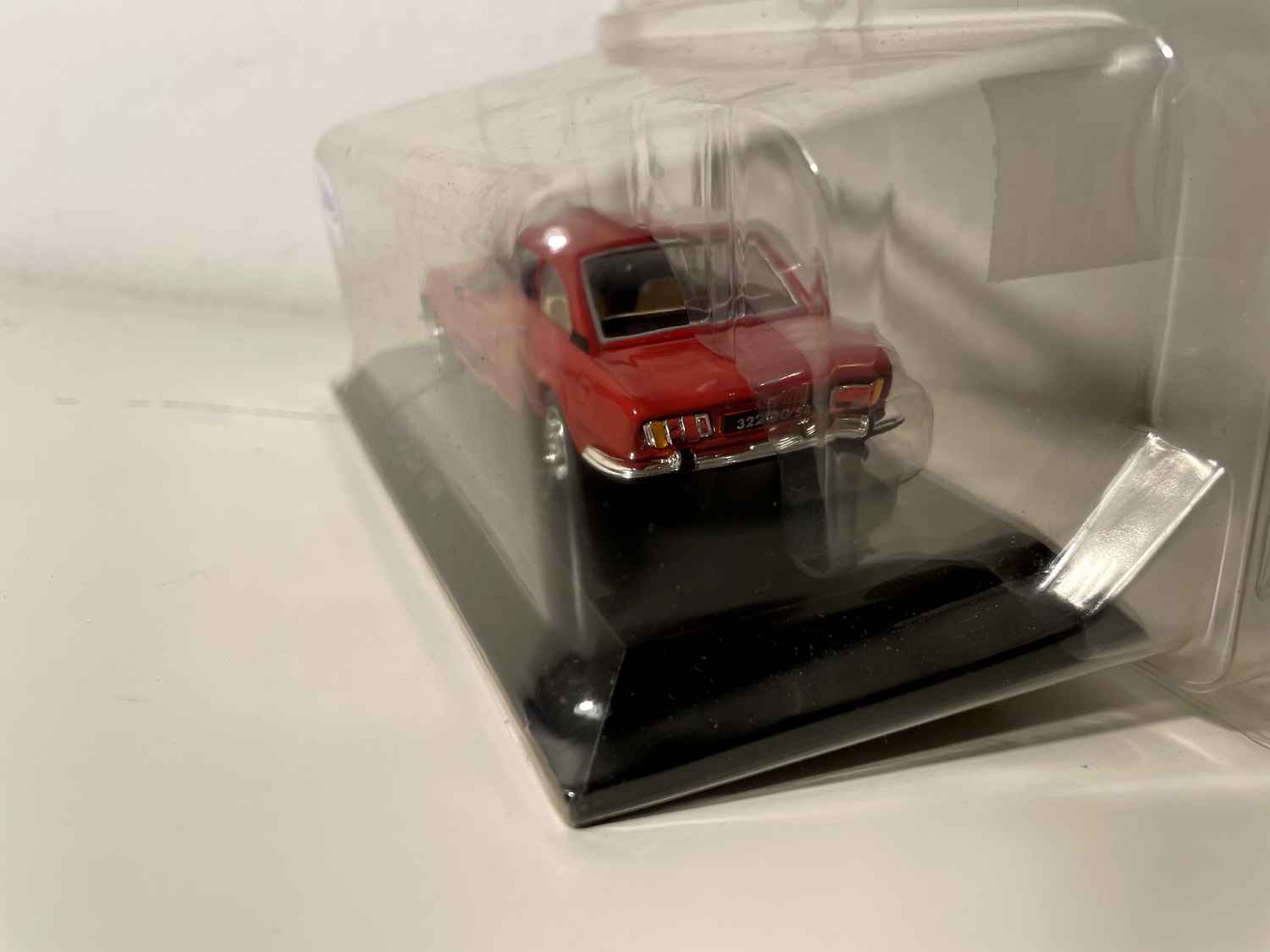 Rode Peugeot 504 coupé uit 1969