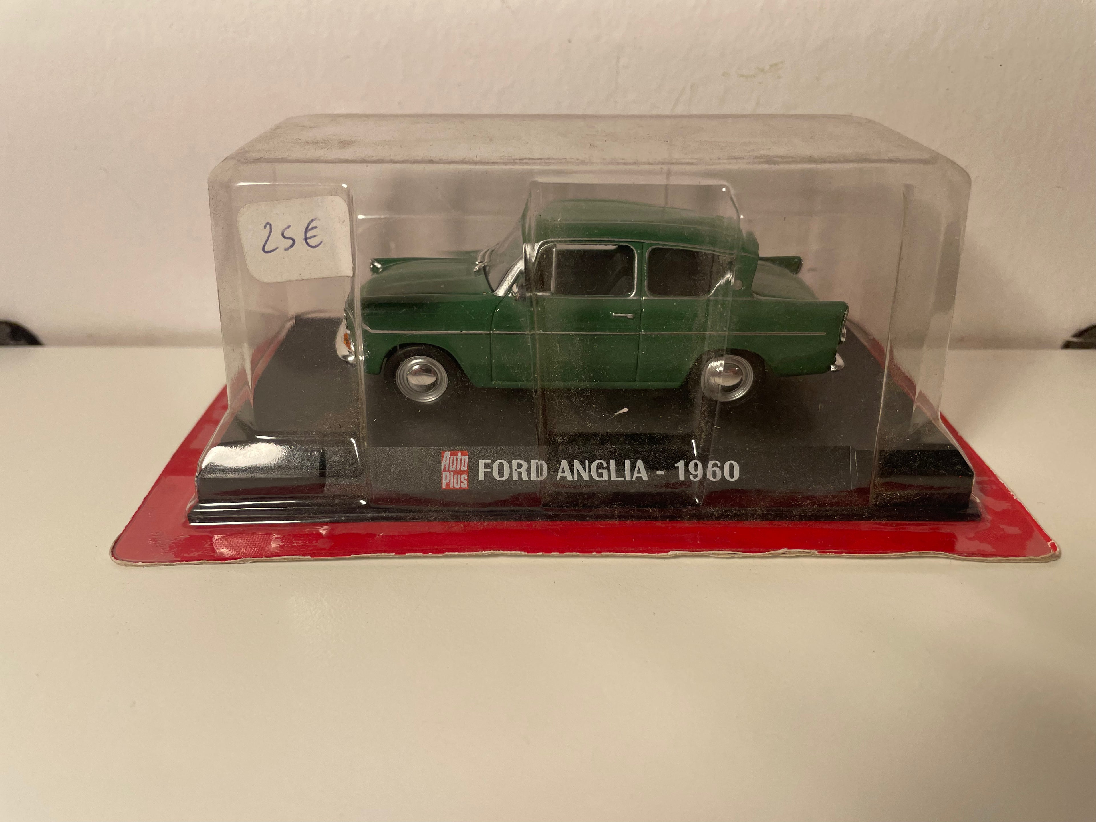 Ford Anglia verde de 1960 - Auto Plus