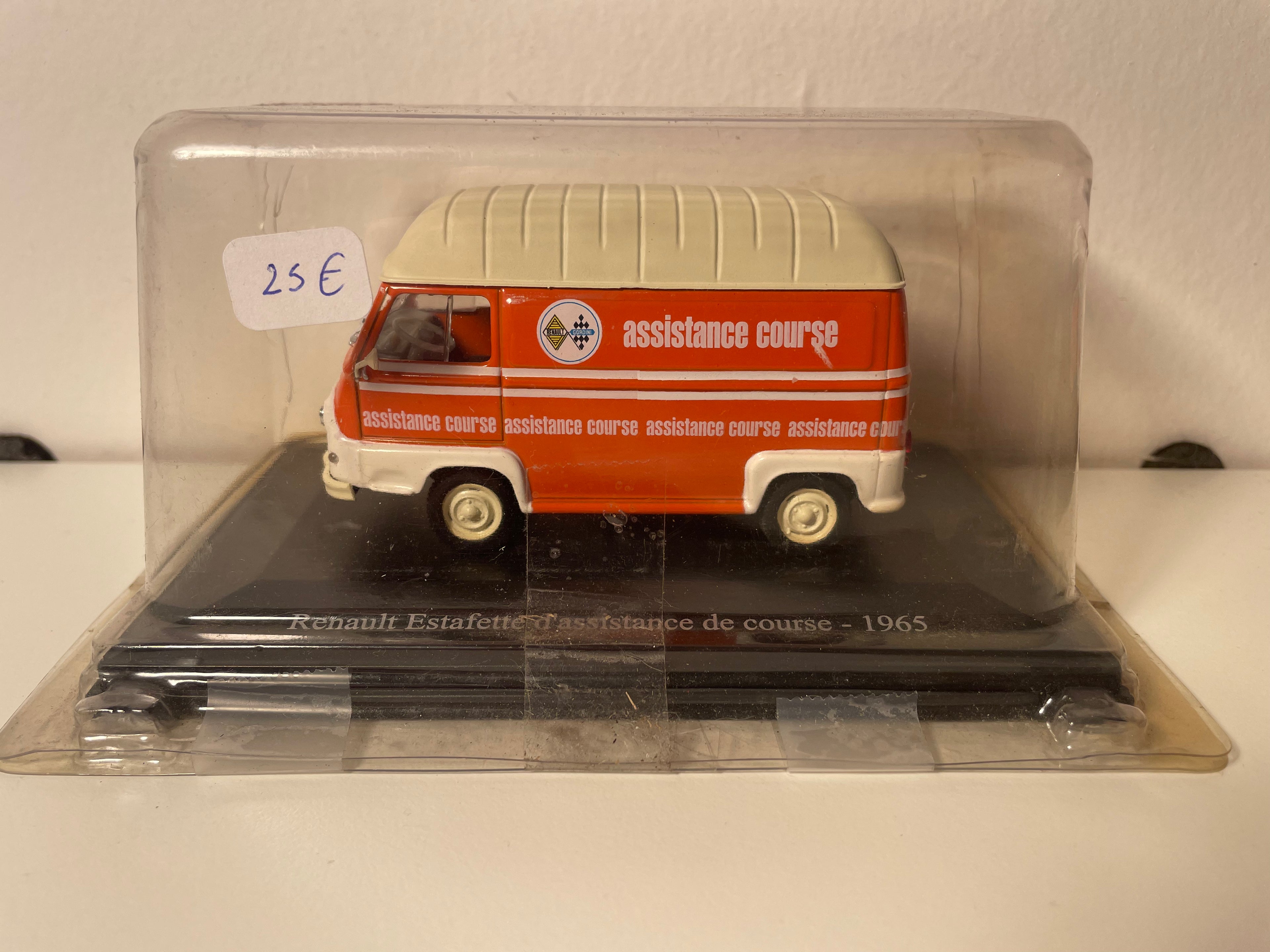 1965 Renault Renn-Assistenz-Van mat orangem a crèmefarbenem Daach