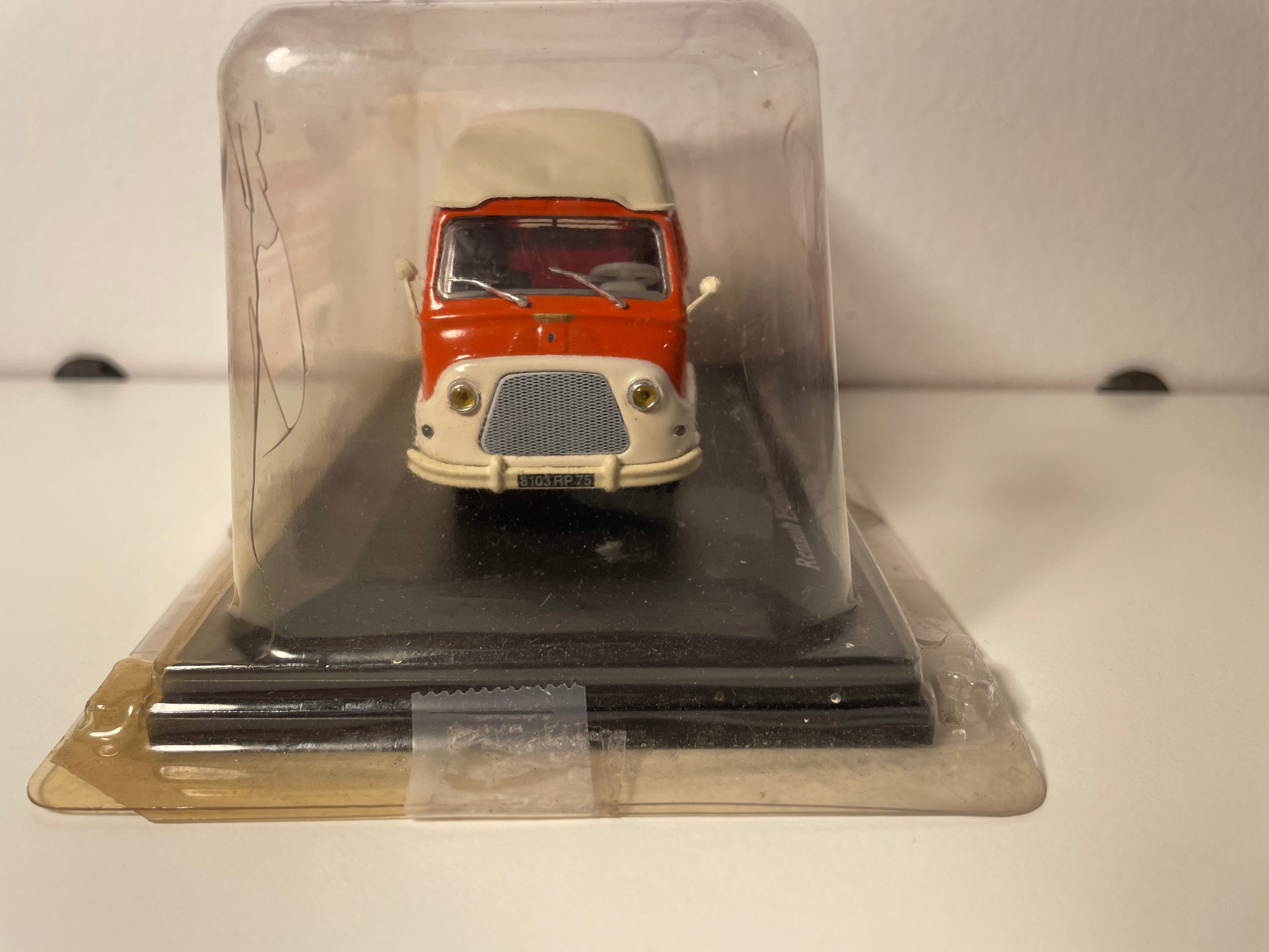 1965 Renault Renn-Assistenz-Van mat orangem a crèmefarbenem Daach