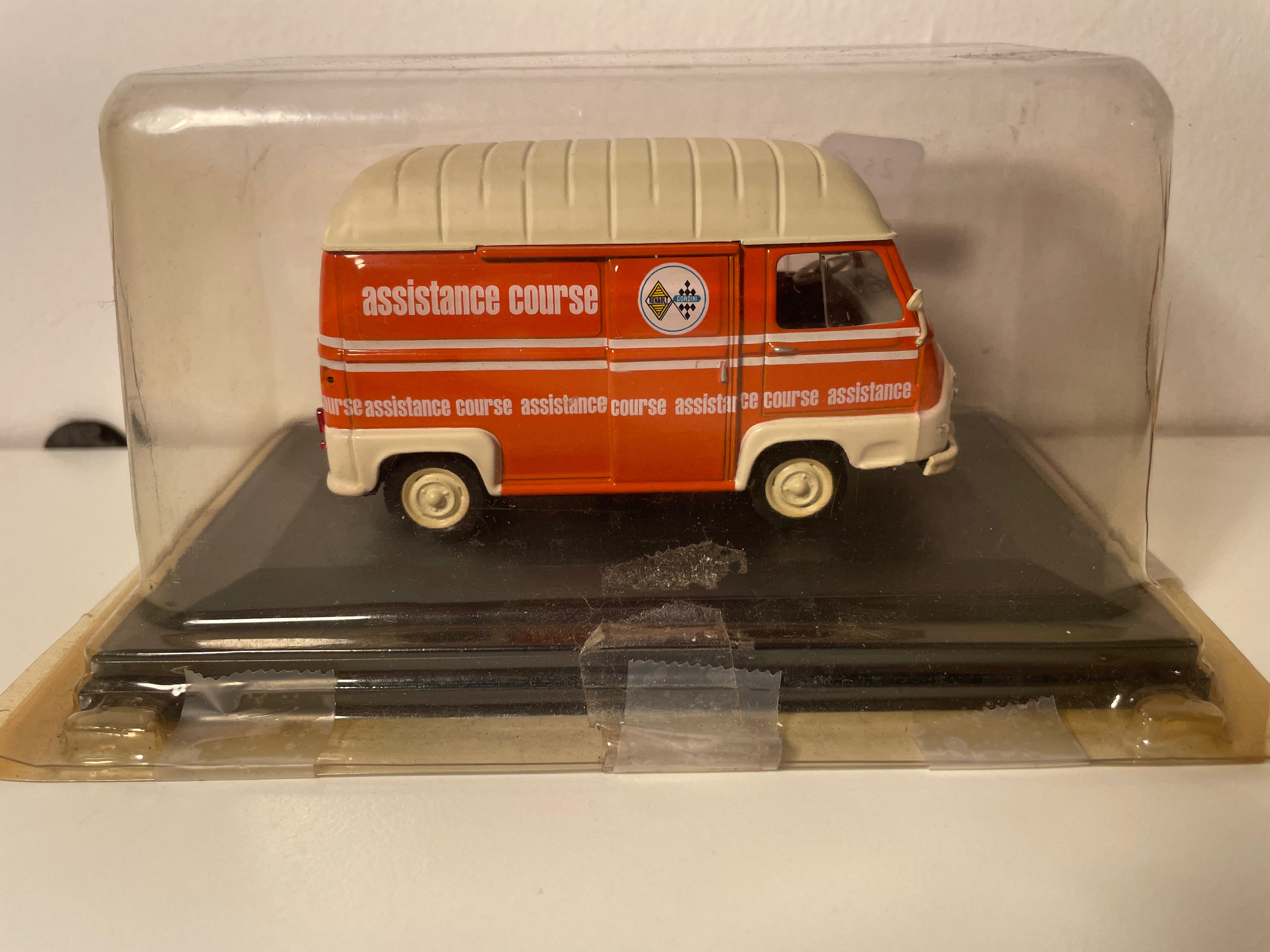 1965 Renault Renn-Assistenz-Van mat orangem a crèmefarbenem Daach