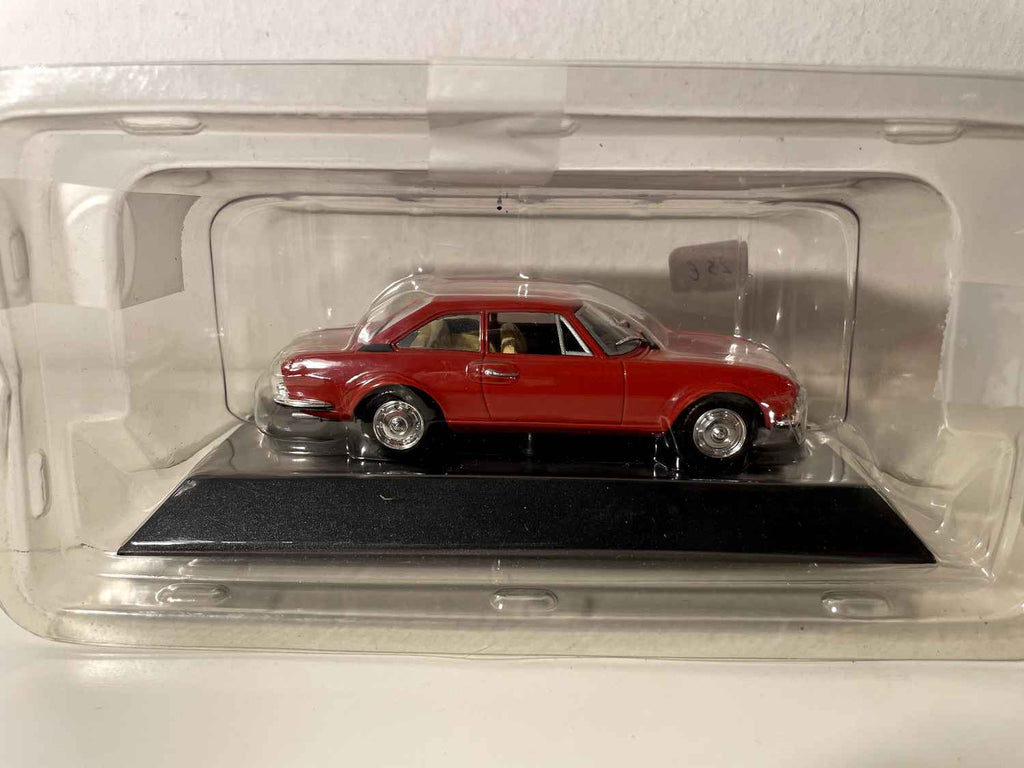 Rode Peugeot 504 coupé uit 1969