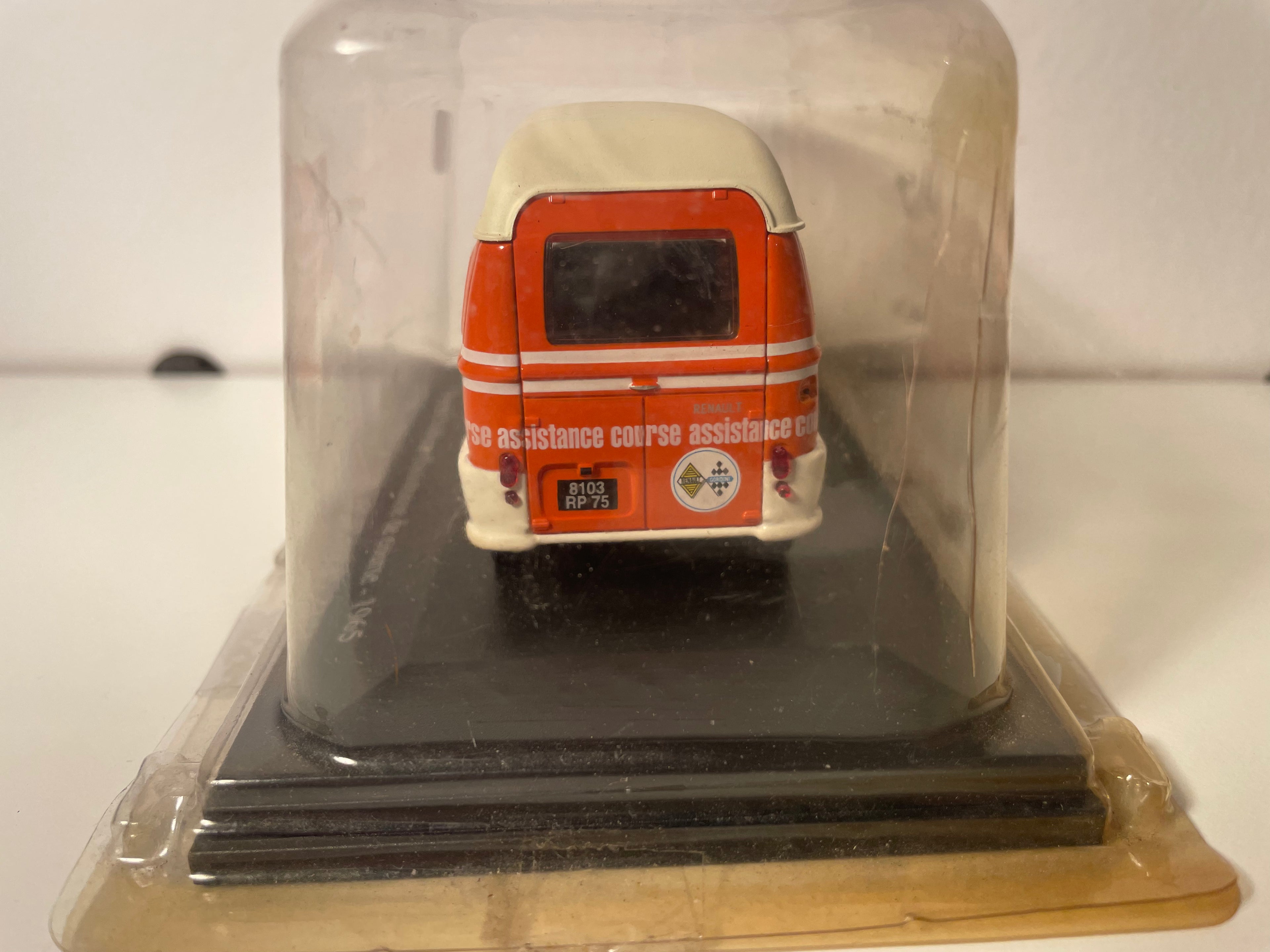 1965 Renault Renn-Assistenz-Van mat orangem a crèmefarbenem Daach