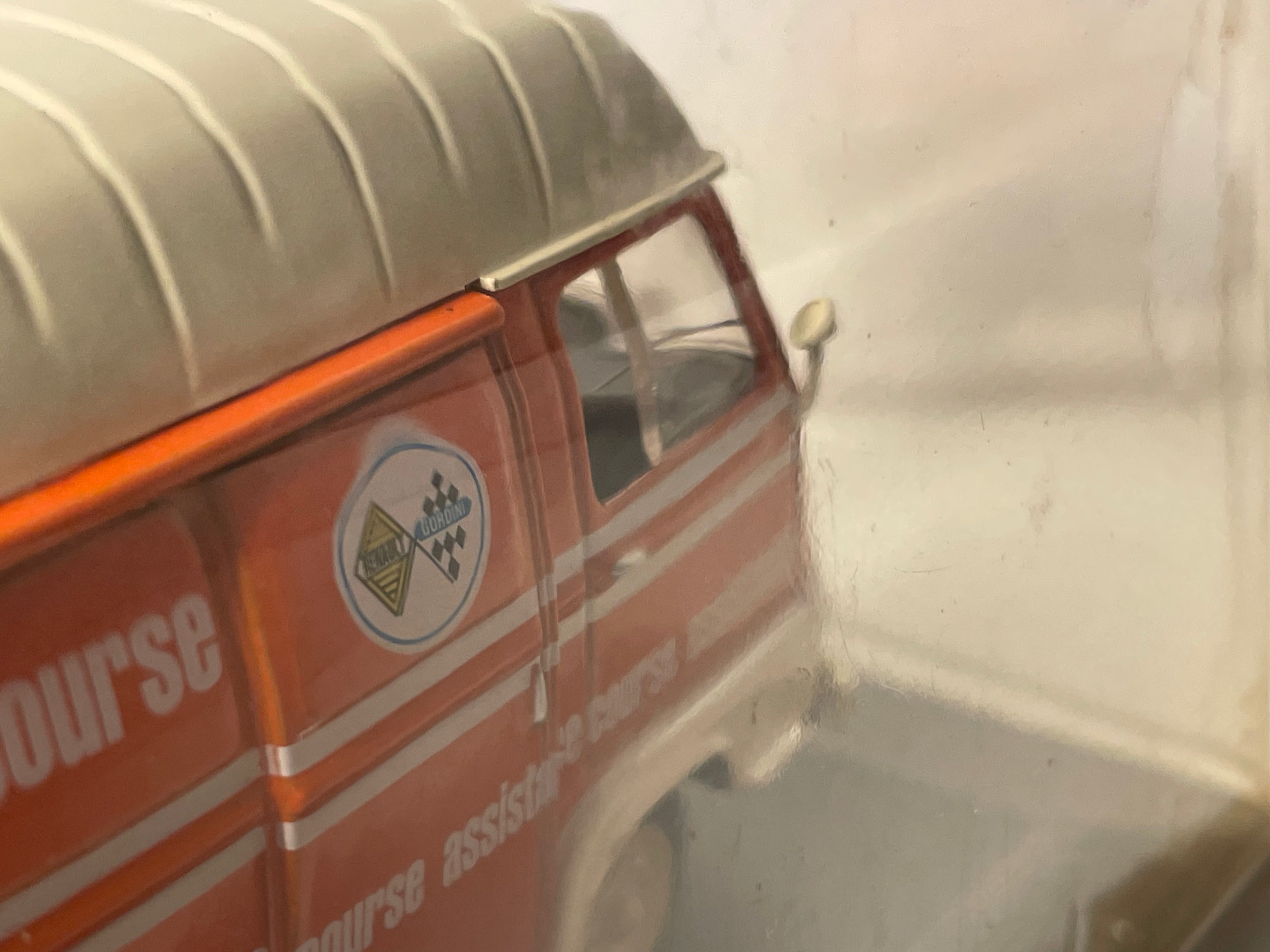 1965 Renault Renn-Assistenz-Van mat orangem a crèmefarbenem Daach