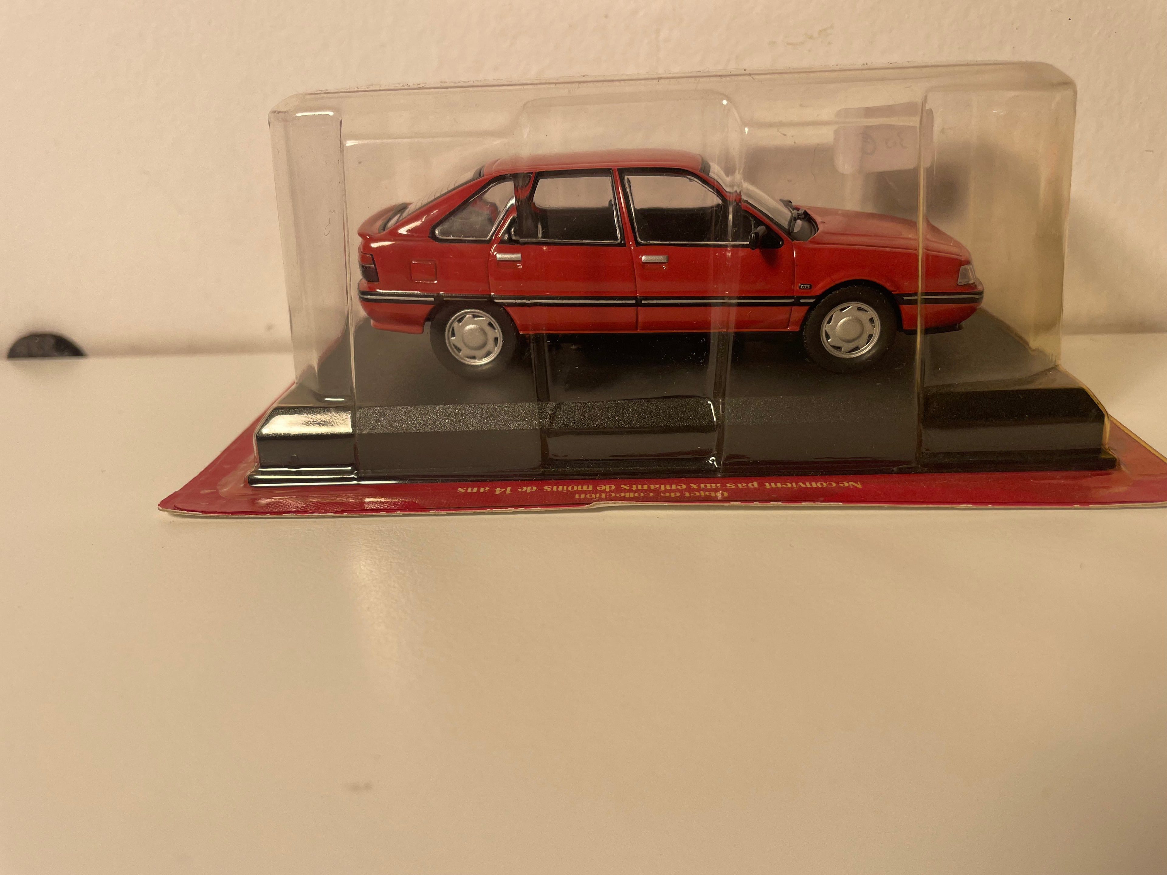 Renault 21 GTS ciemnoczerwony z 1990 roku - Auto Plus