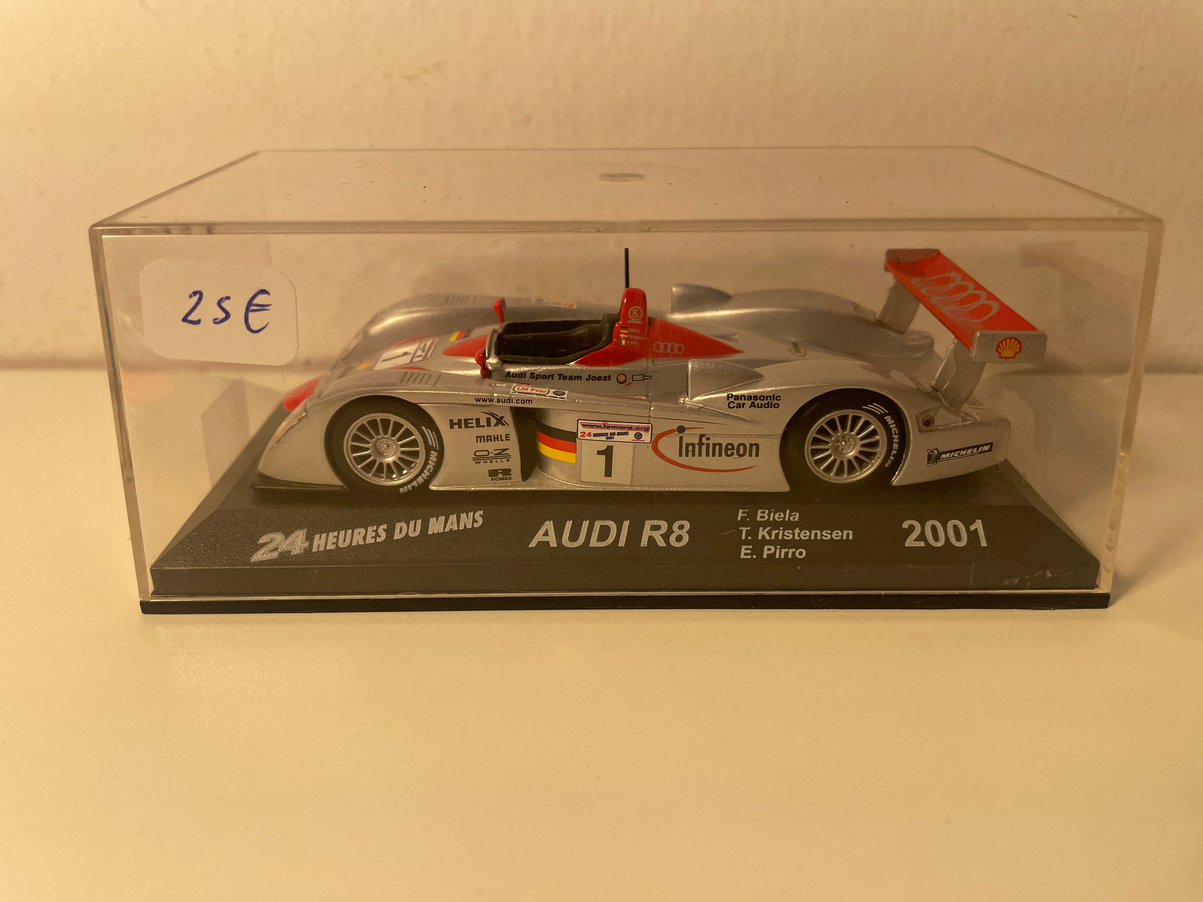 Szaro-czerwone Audi R8 numer 1 (24-godzinny wyścig Le Mans 2001)