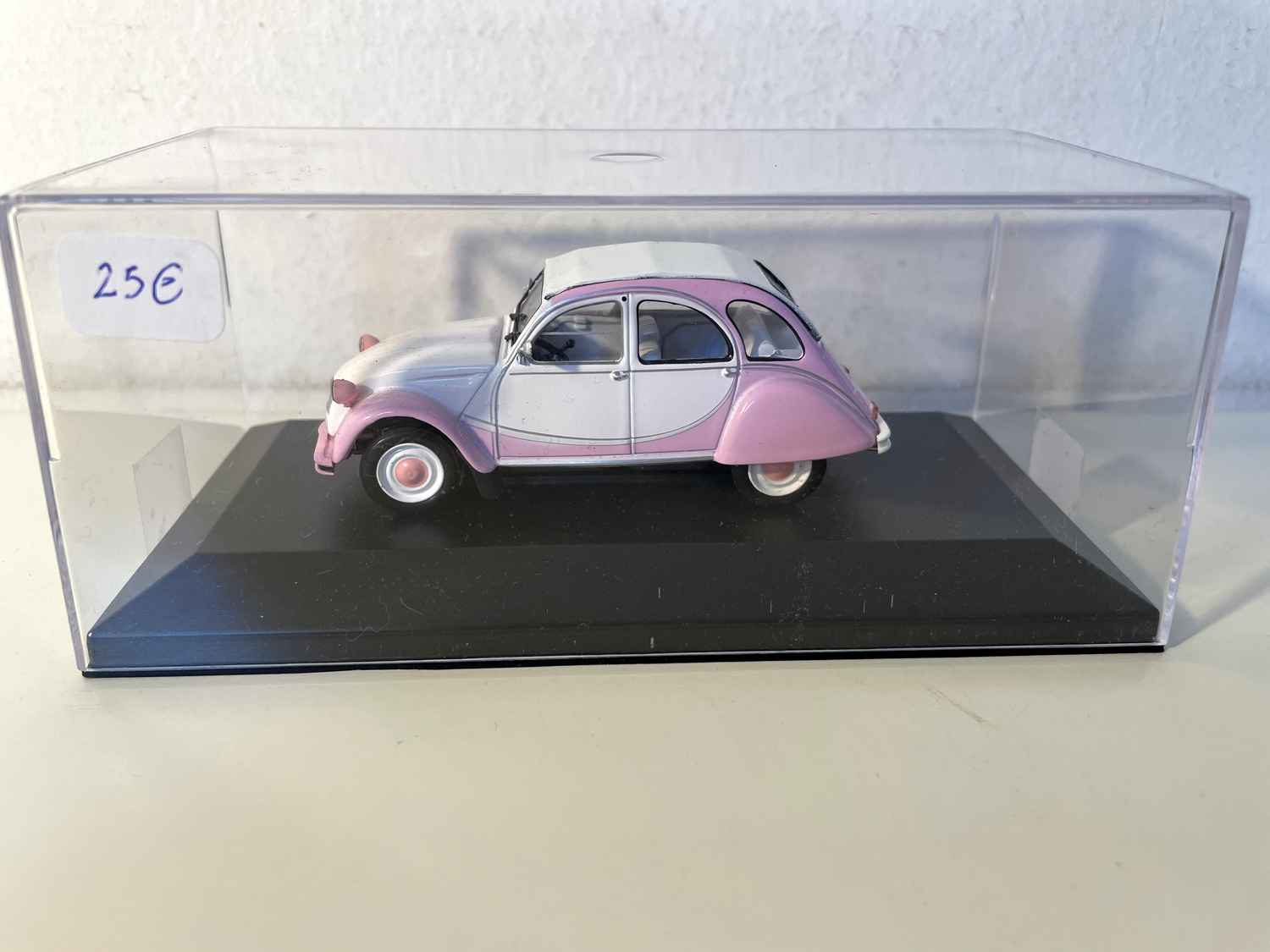 Citroën 2 CV rose et blanche (2 CV Charly Girlie de chez Auto Plus)