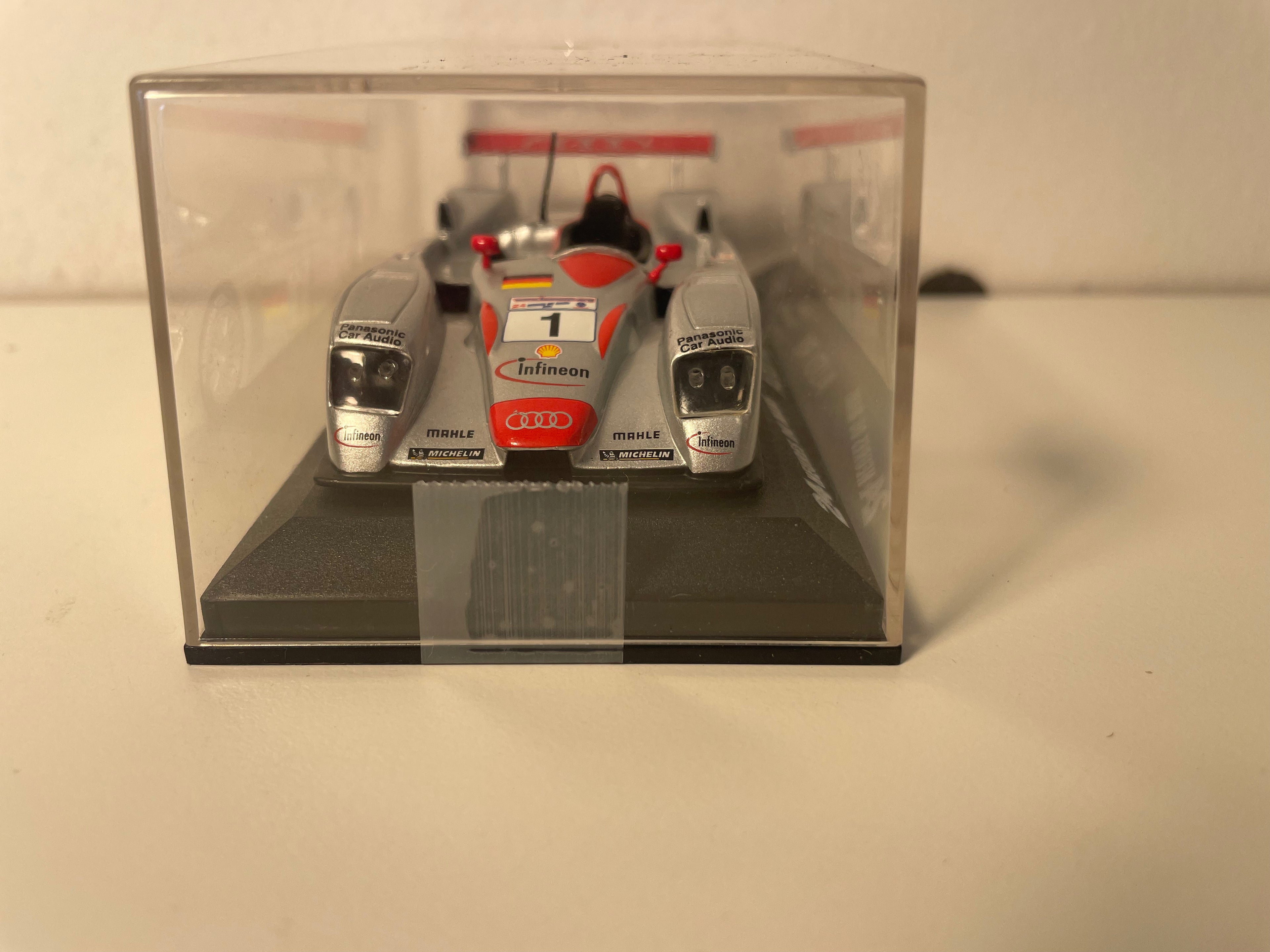 Szaro-czerwone Audi R8 numer 1 (24-godzinny wyścig Le Mans 2001)