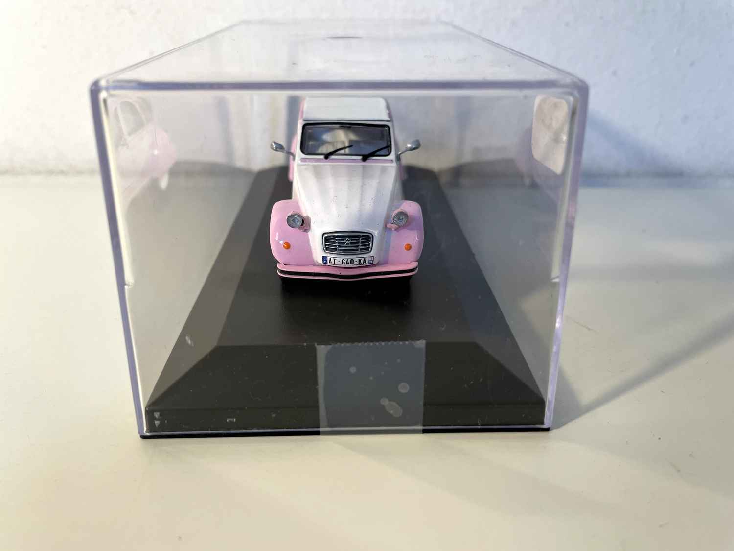 Citroën 2 CV rose et blanche (2 CV Charly Girlie de chez Auto Plus)