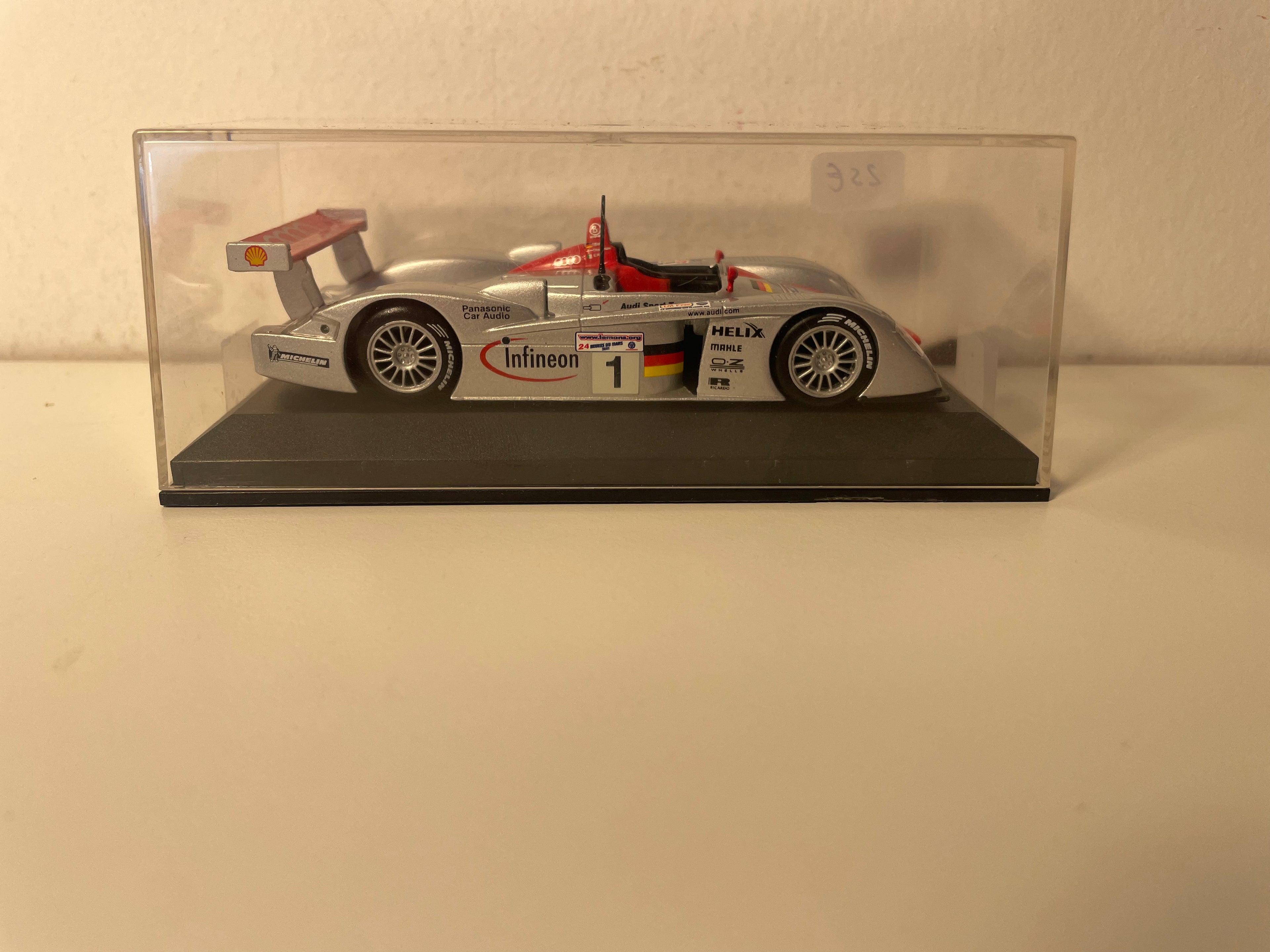 Szaro-czerwone Audi R8 numer 1 (24-godzinny wyścig Le Mans 2001)