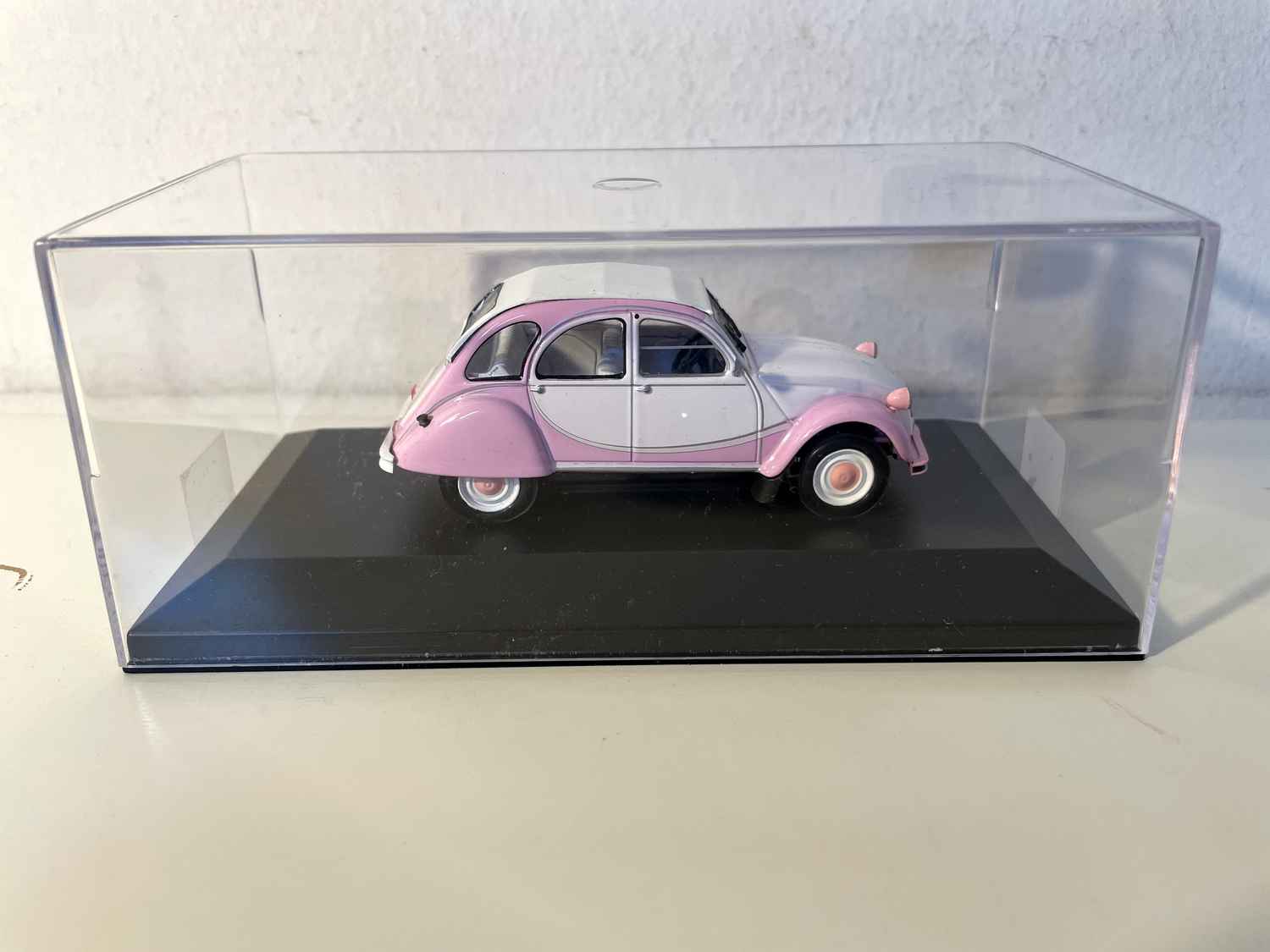 Citroën 2 CV rose et blanche (2 CV Charly Girlie de chez Auto Plus)