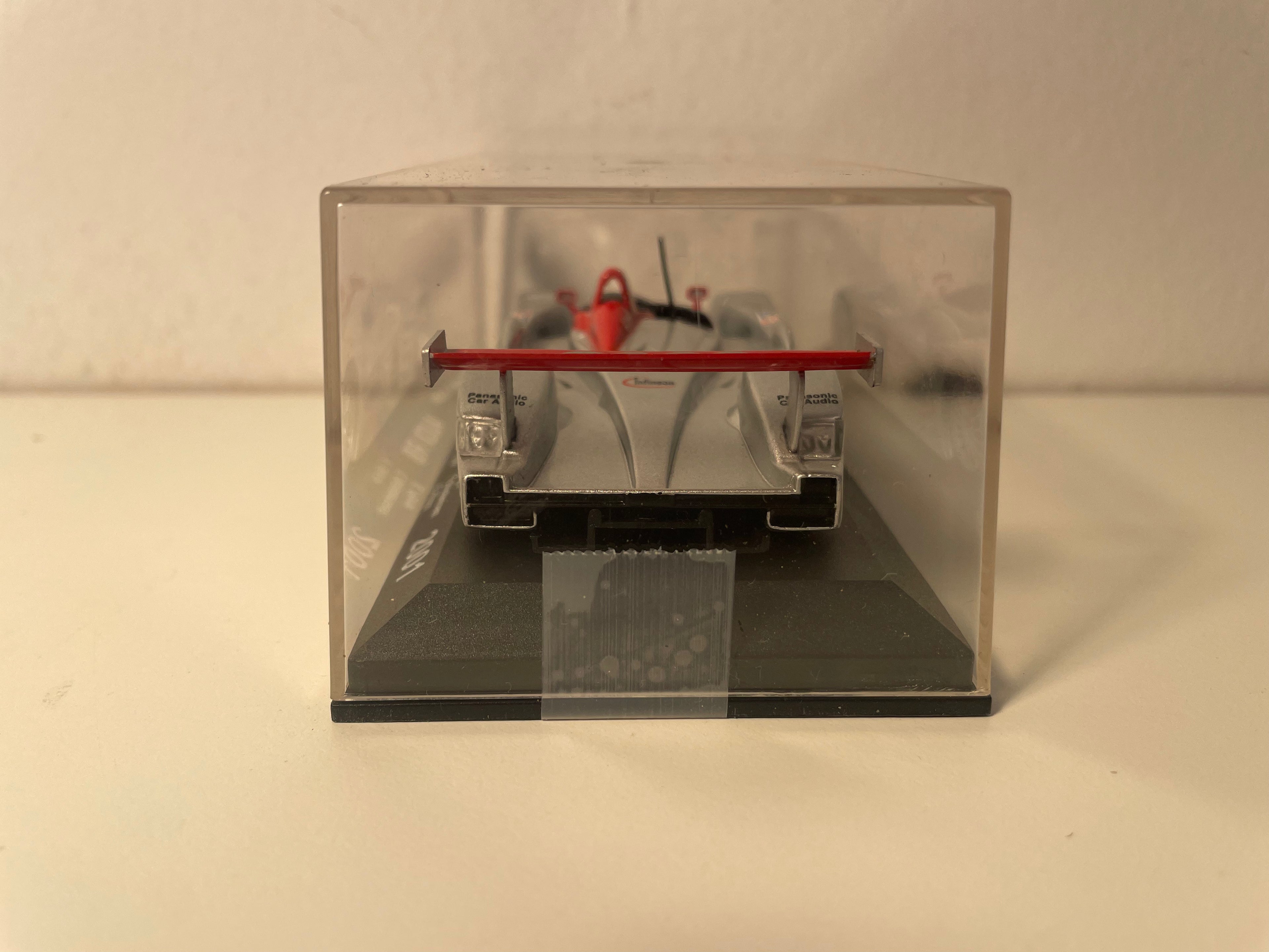 Szaro-czerwone Audi R8 numer 1 (24-godzinny wyścig Le Mans 2001)