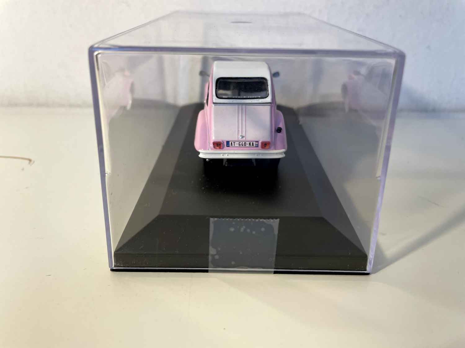 Citroën 2 CV rose et blanche (2 CV Charly Girlie de chez Auto Plus)