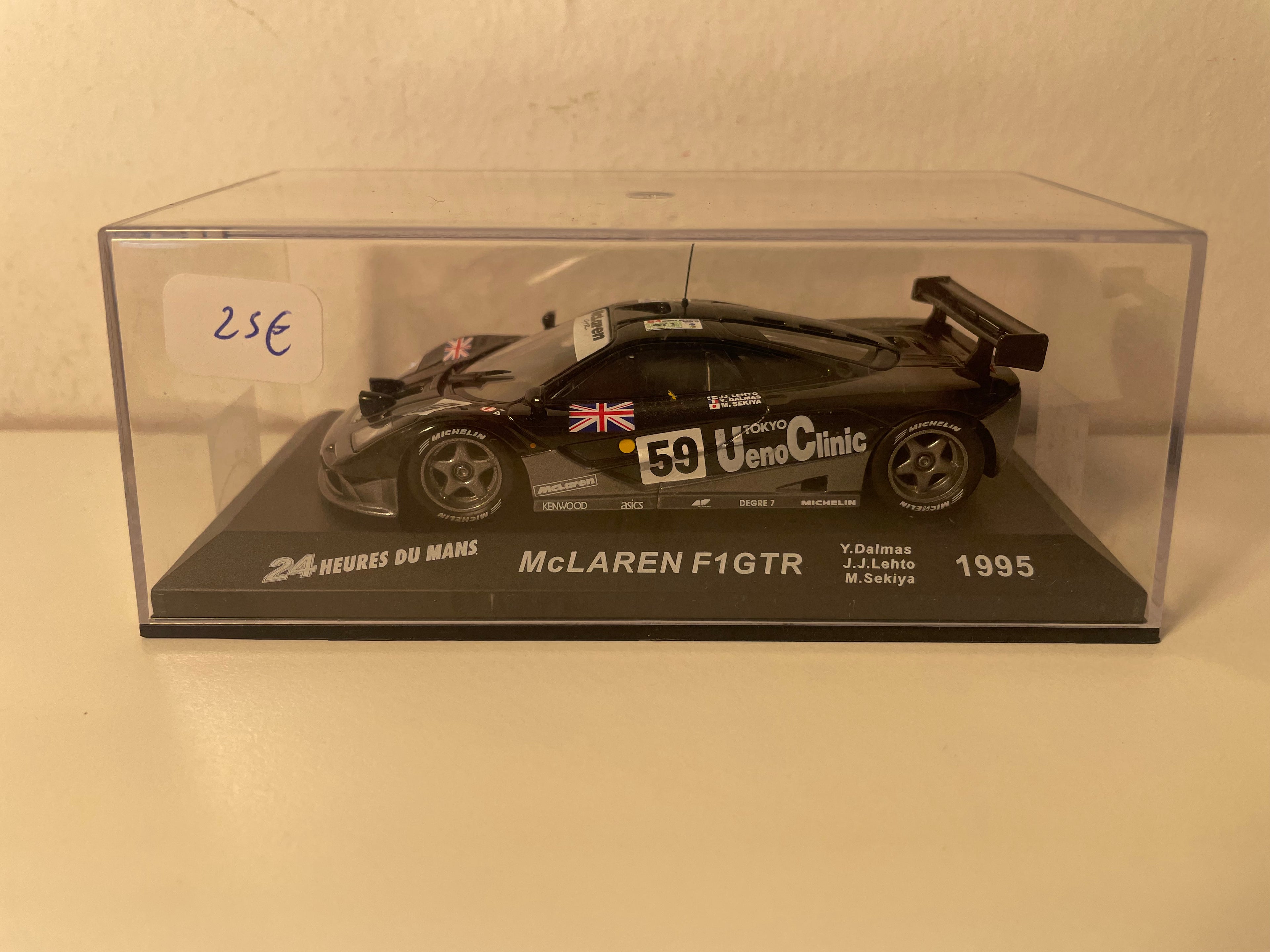 Czarny McLaren F1 GTR numer 59 (24-godzinny wyścig Le Mans z 1995 r.)