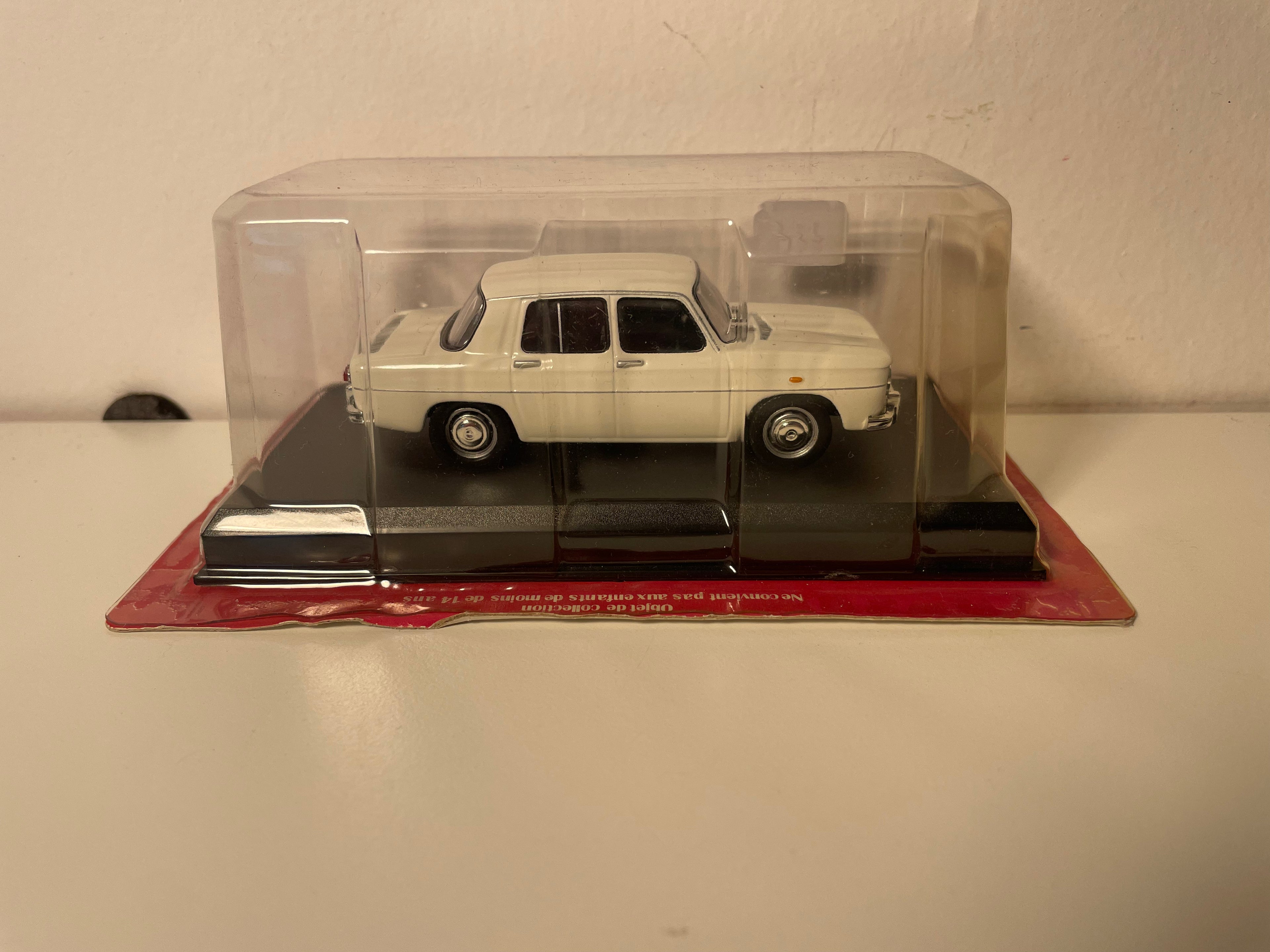 Renault 8 blanche (blanc cassé) de 1962 - Auto Plus