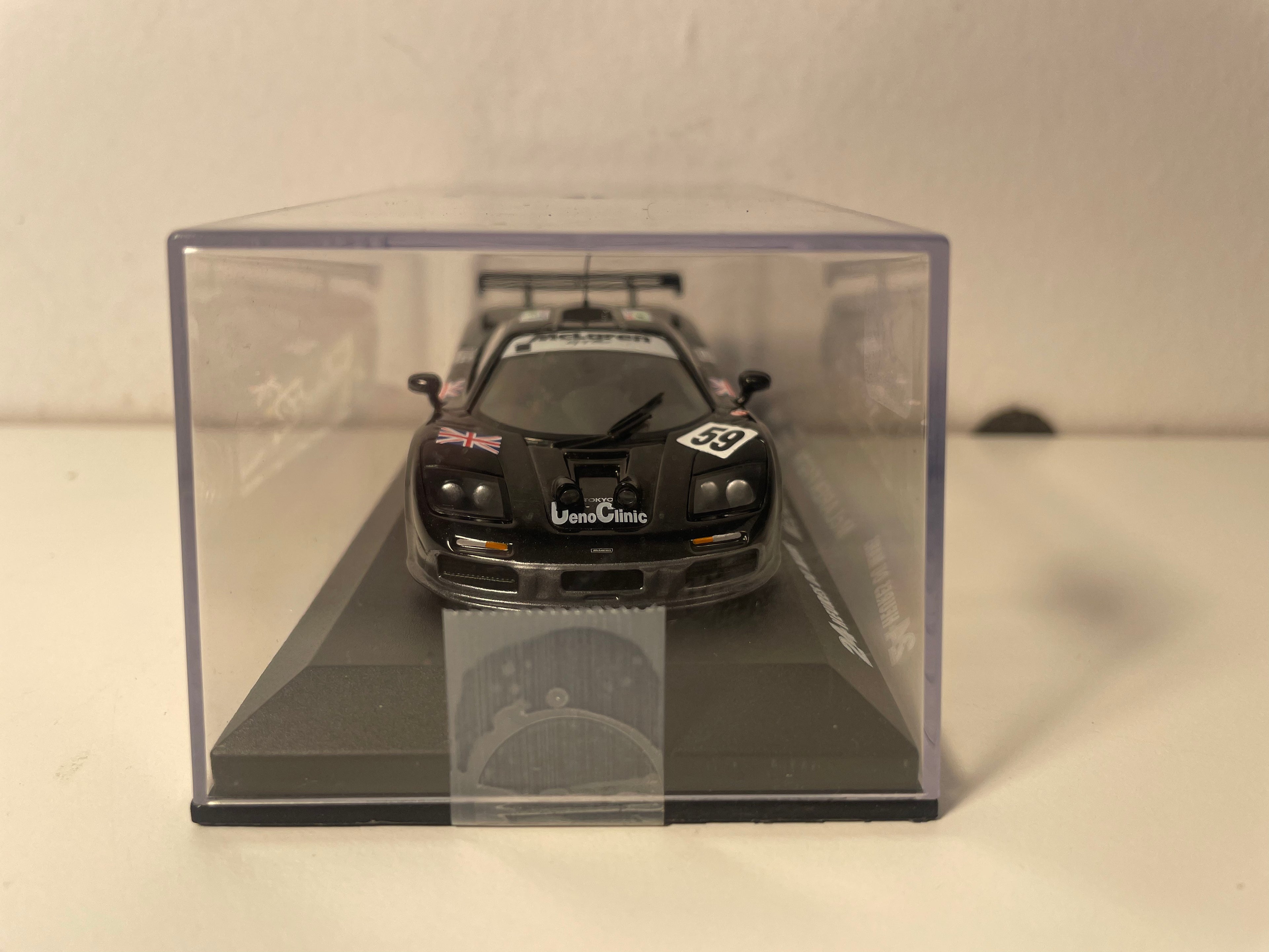 Czarny McLaren F1 GTR numer 59 (24-godzinny wyścig Le Mans z 1995 r.)