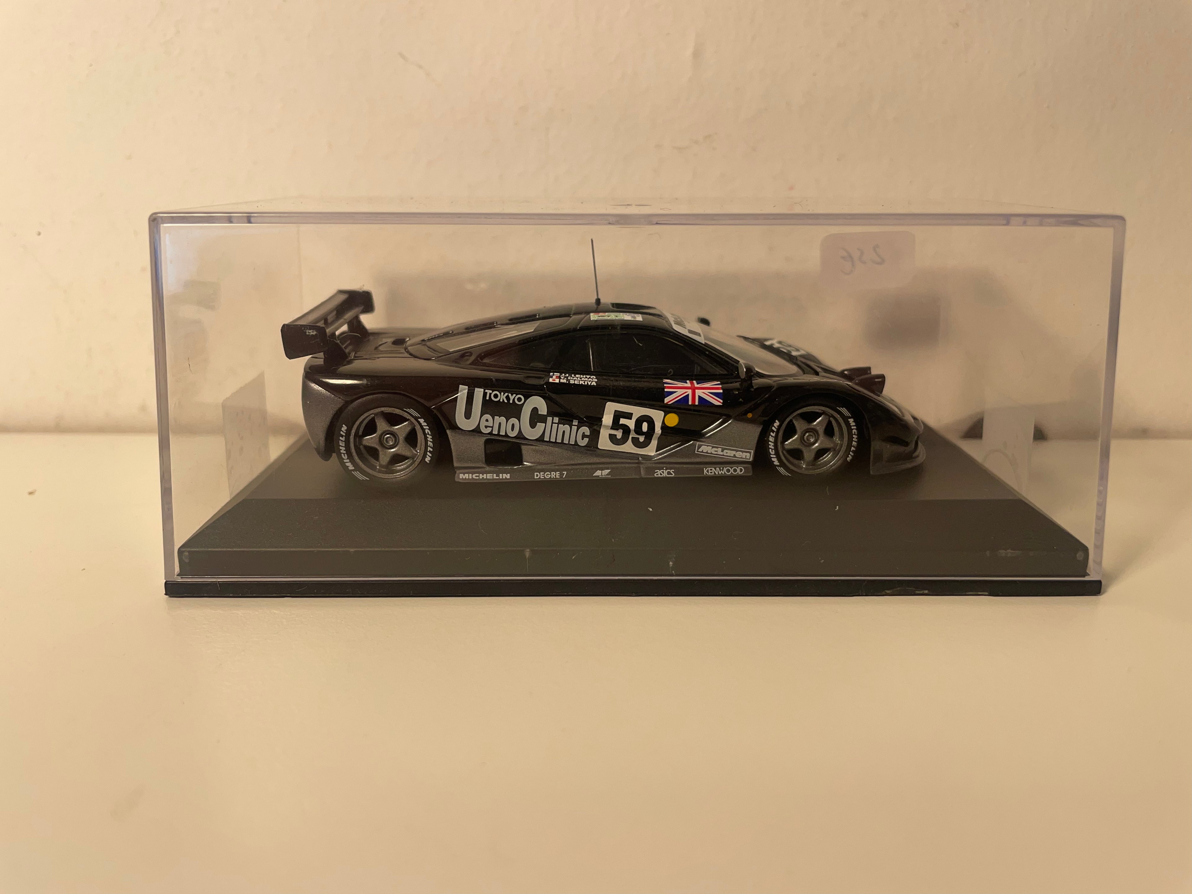 Czarny McLaren F1 GTR numer 59 (24-godzinny wyścig Le Mans z 1995 r.)