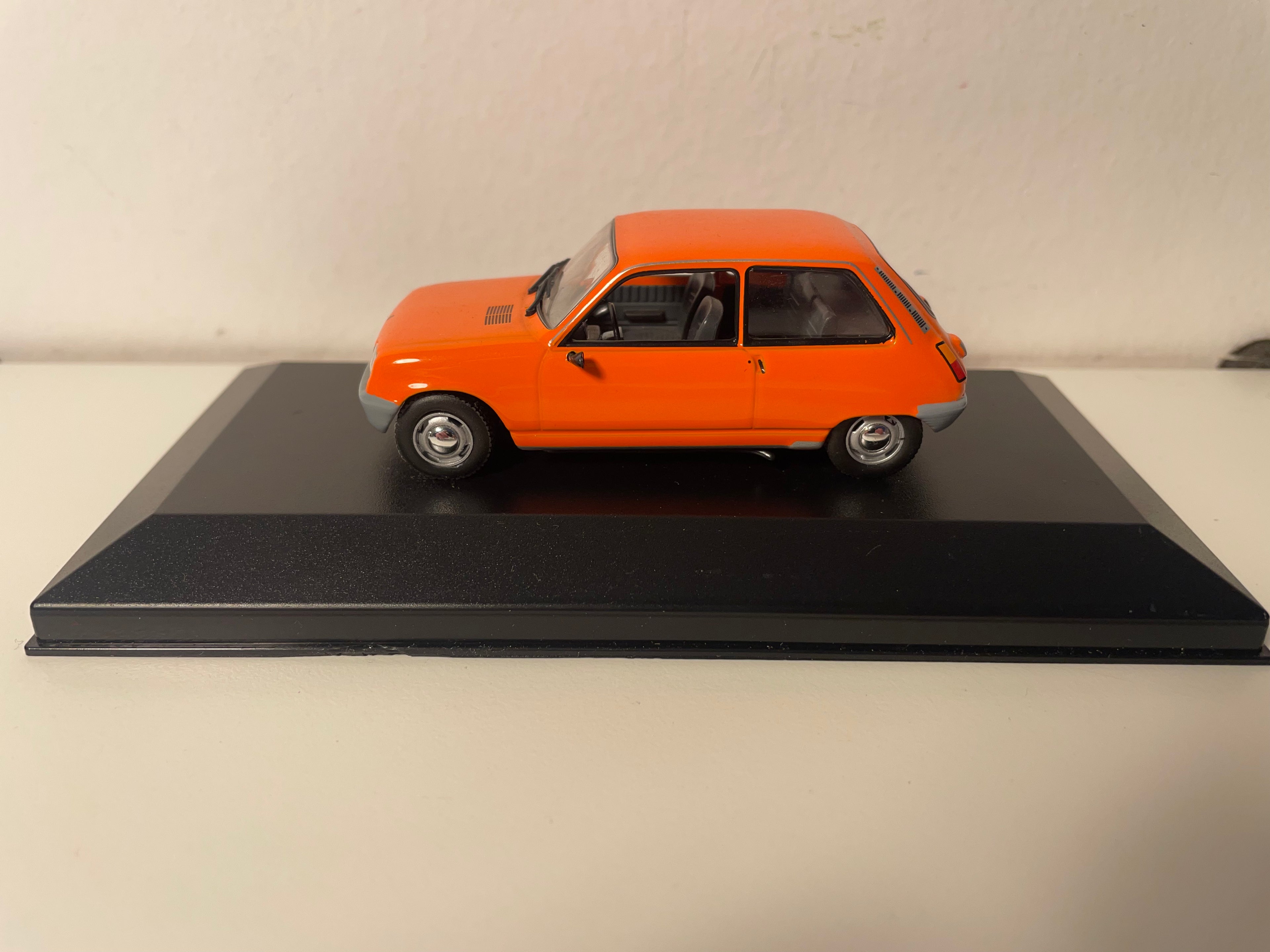 Renault 5 orange