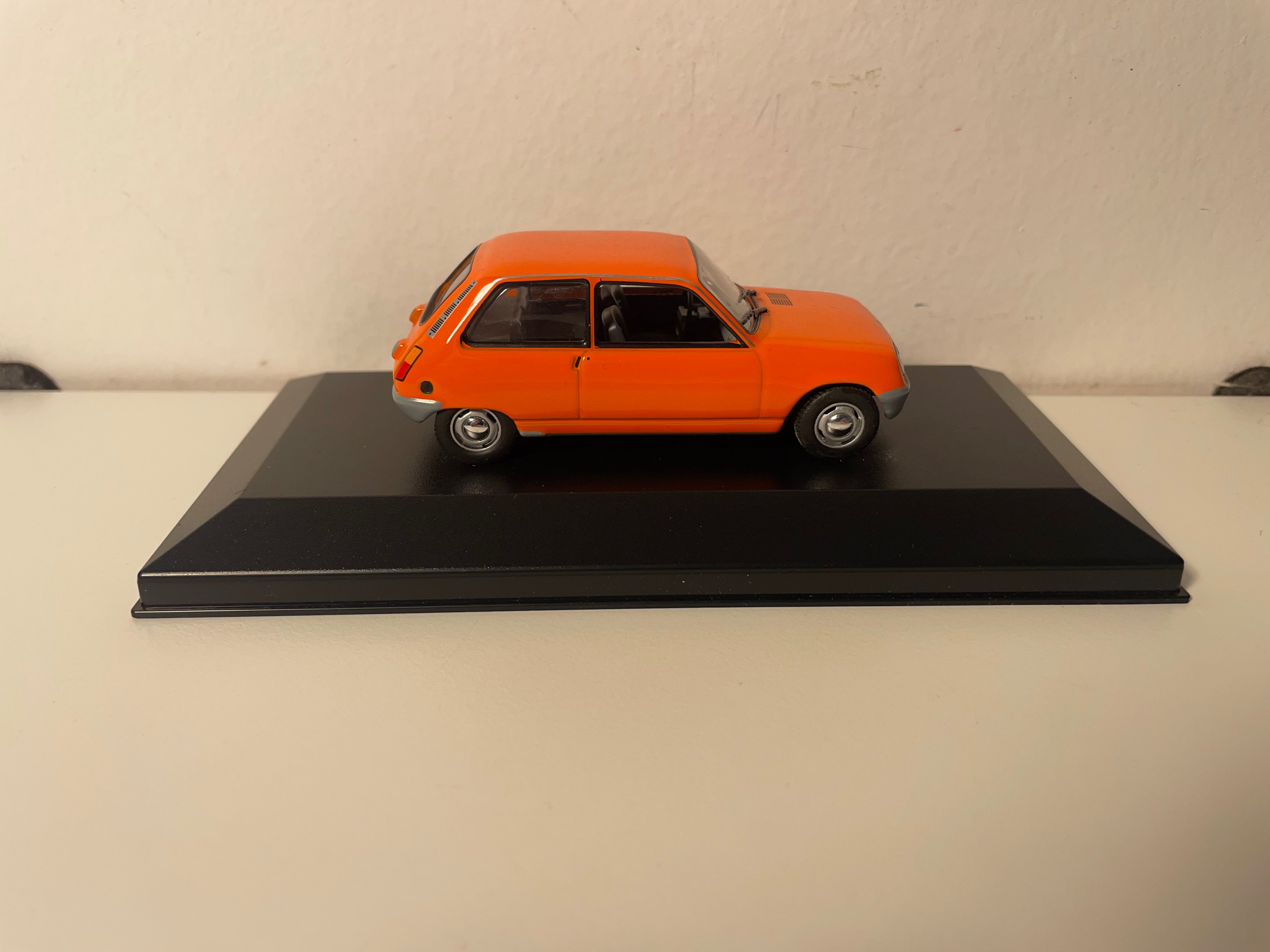 Renault 5 orange