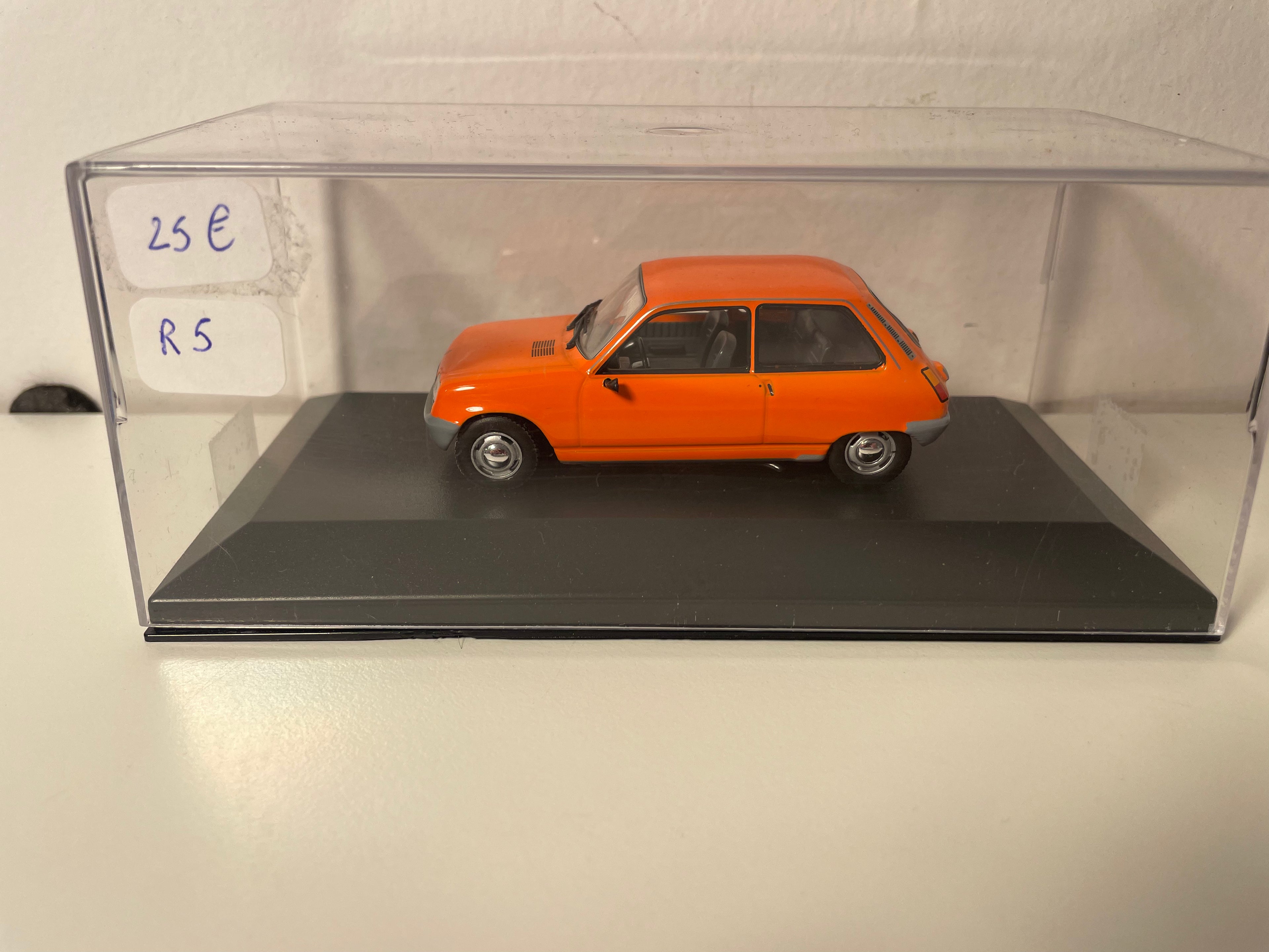 Renault 5 orange