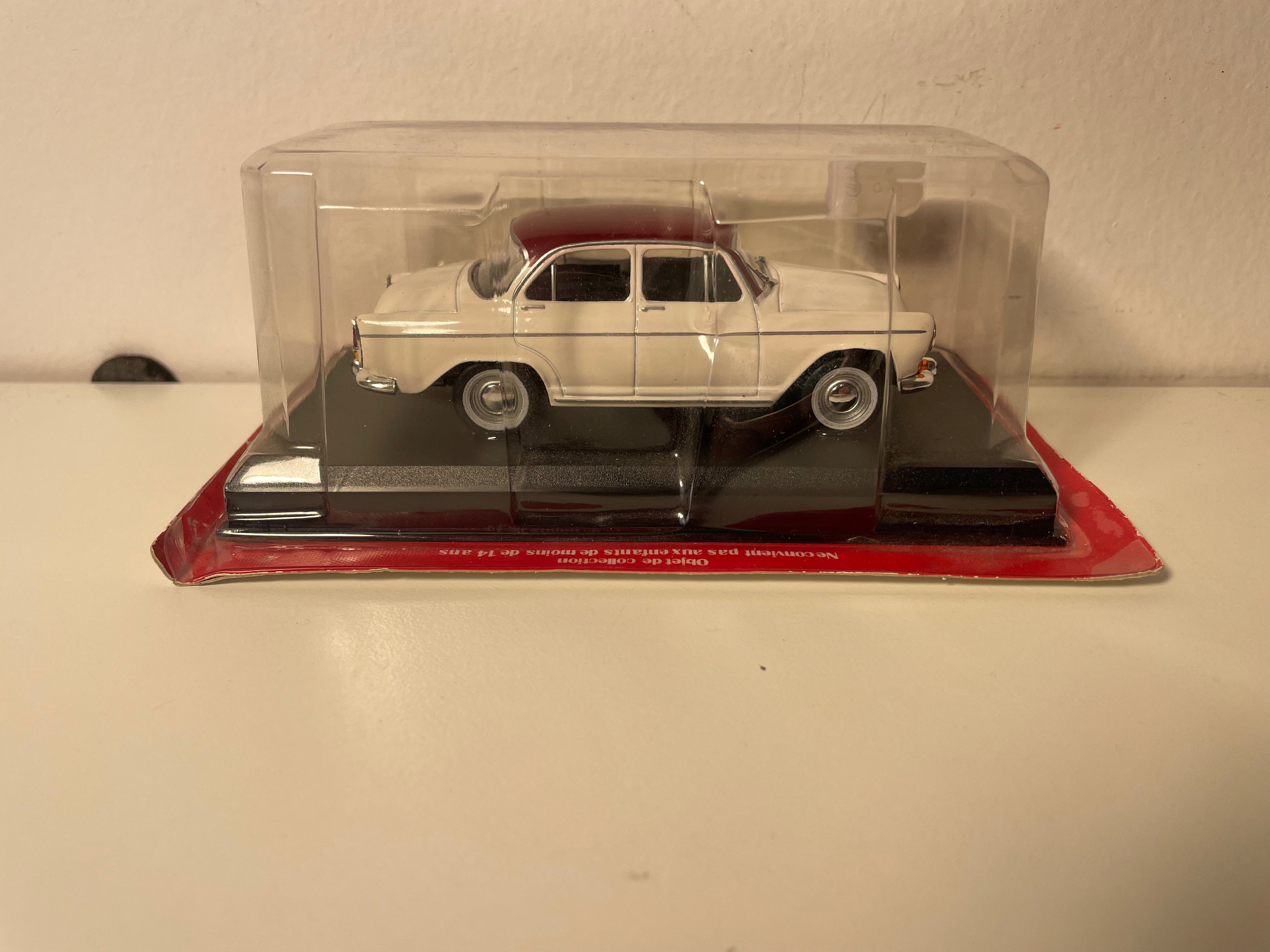 Simca P60 Monaco off-white with burgundy roof from 1962 (auto-Plus)