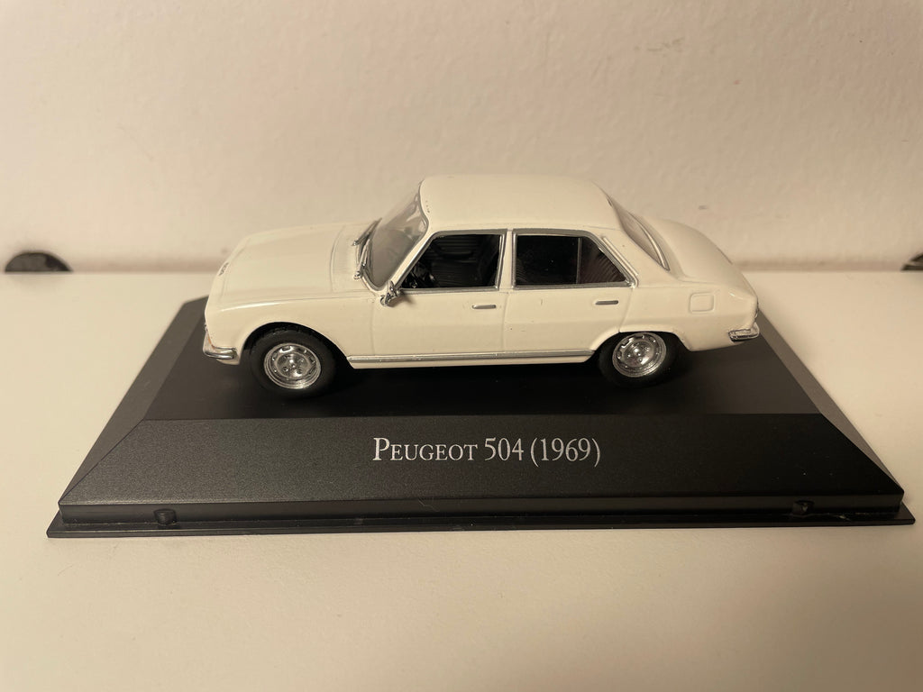 Peugeot 504 Weiß (Abplatzungen der Farbe auf dem Dach)
