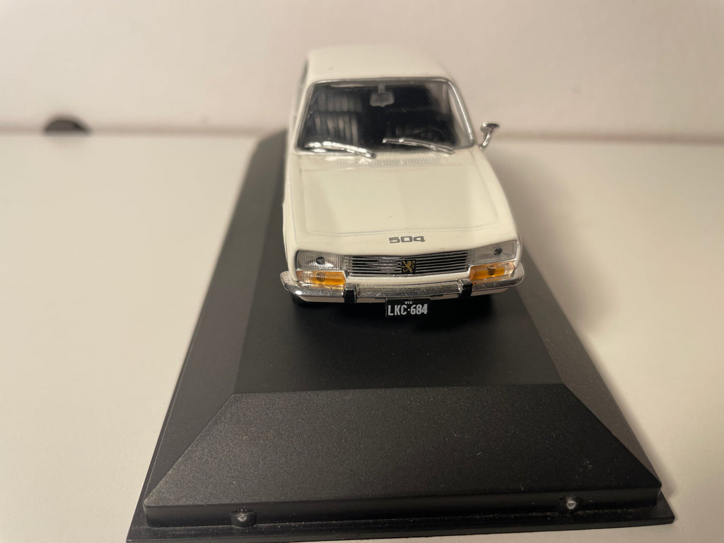 Peugeot 504 Weiß (Abplatzungen der Farbe auf dem Dach)