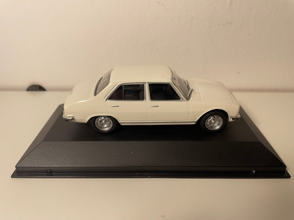 Peugeot 504 Weiß (Abplatzungen der Farbe auf dem Dach)