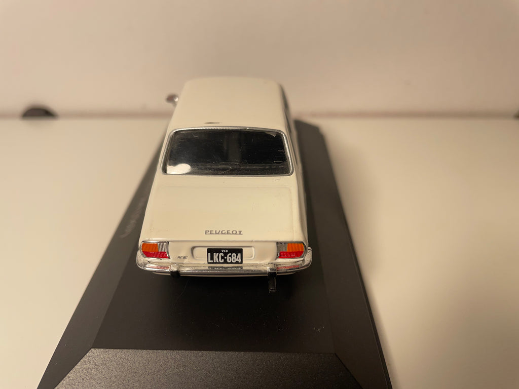 Peugeot 504 Weiß (Abplatzungen der Farbe auf dem Dach)