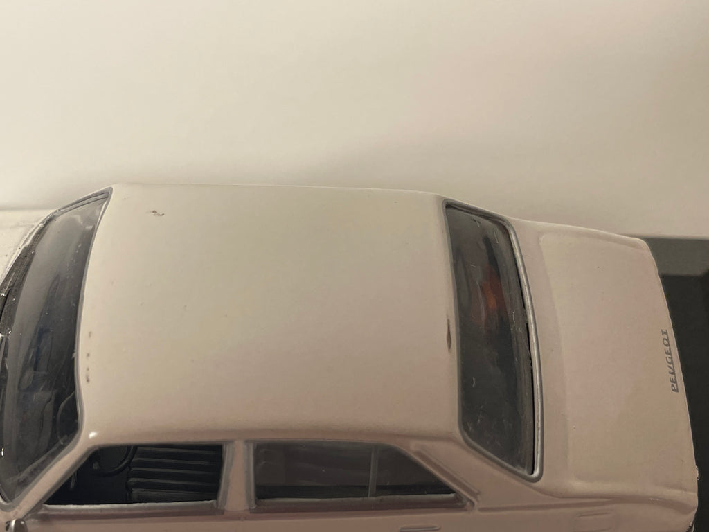 Peugeot 504 Weiß (Abplatzungen der Farbe auf dem Dach)