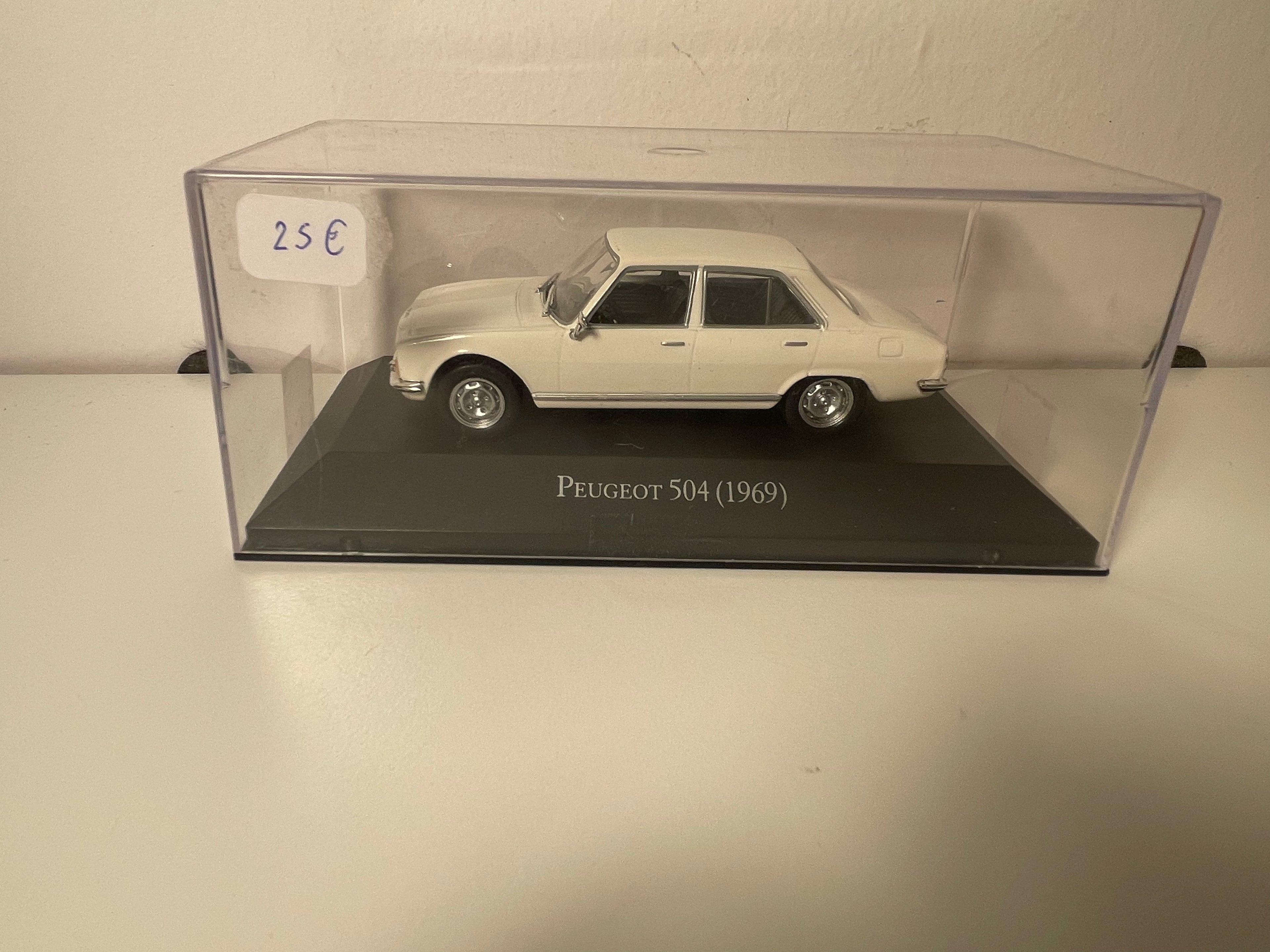 Peugeot 504 Weiß (Abplatzungen der Farbe auf dem Dach)