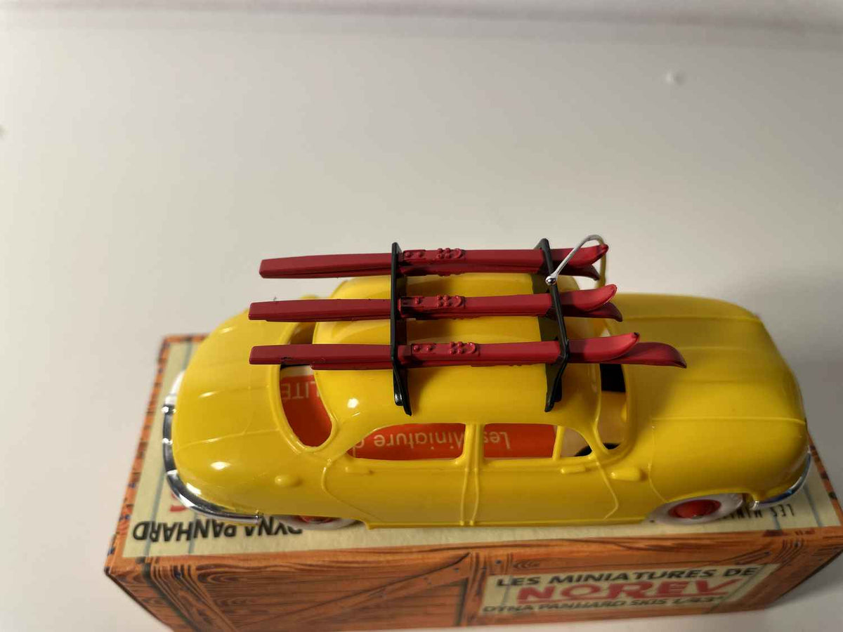 Panhard Dyna gialla con sci - NOREV (auto in plastica)