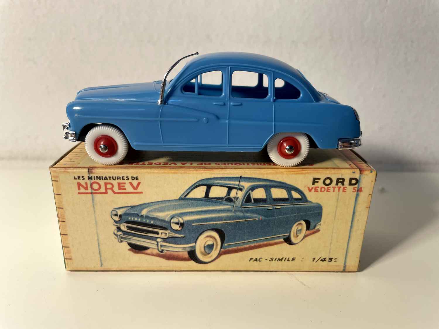 Ford Vedette 54 niebieska - NOREV (samochód z plastiku)